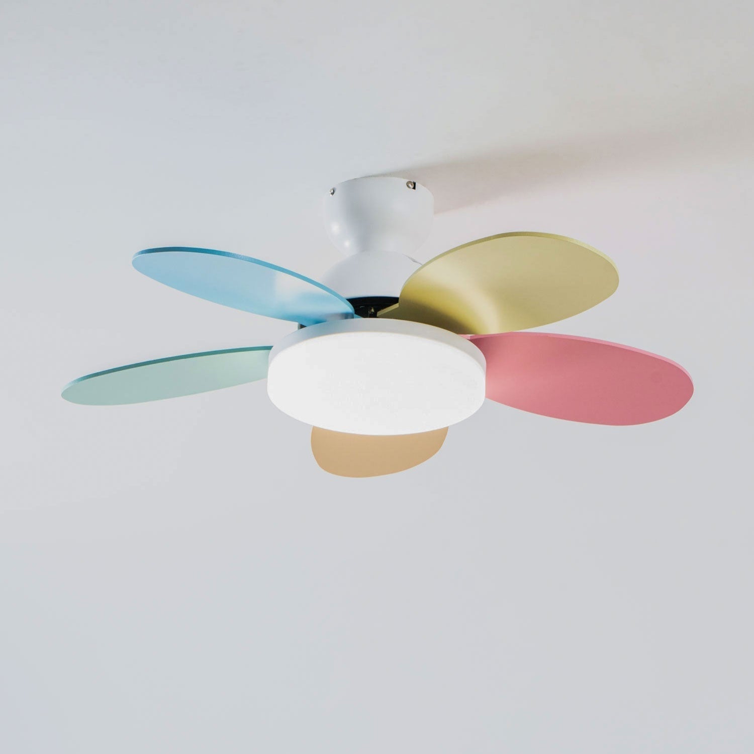 Plafonnier ventilateur Liora en verre coloré pour enfants, avec un attrait moderne