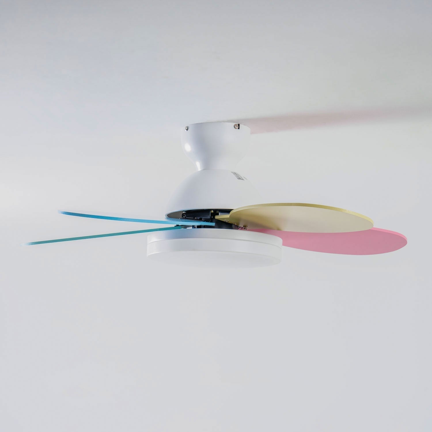 Plafonnier ventilateur Liora pour enfants, avec un design ludique