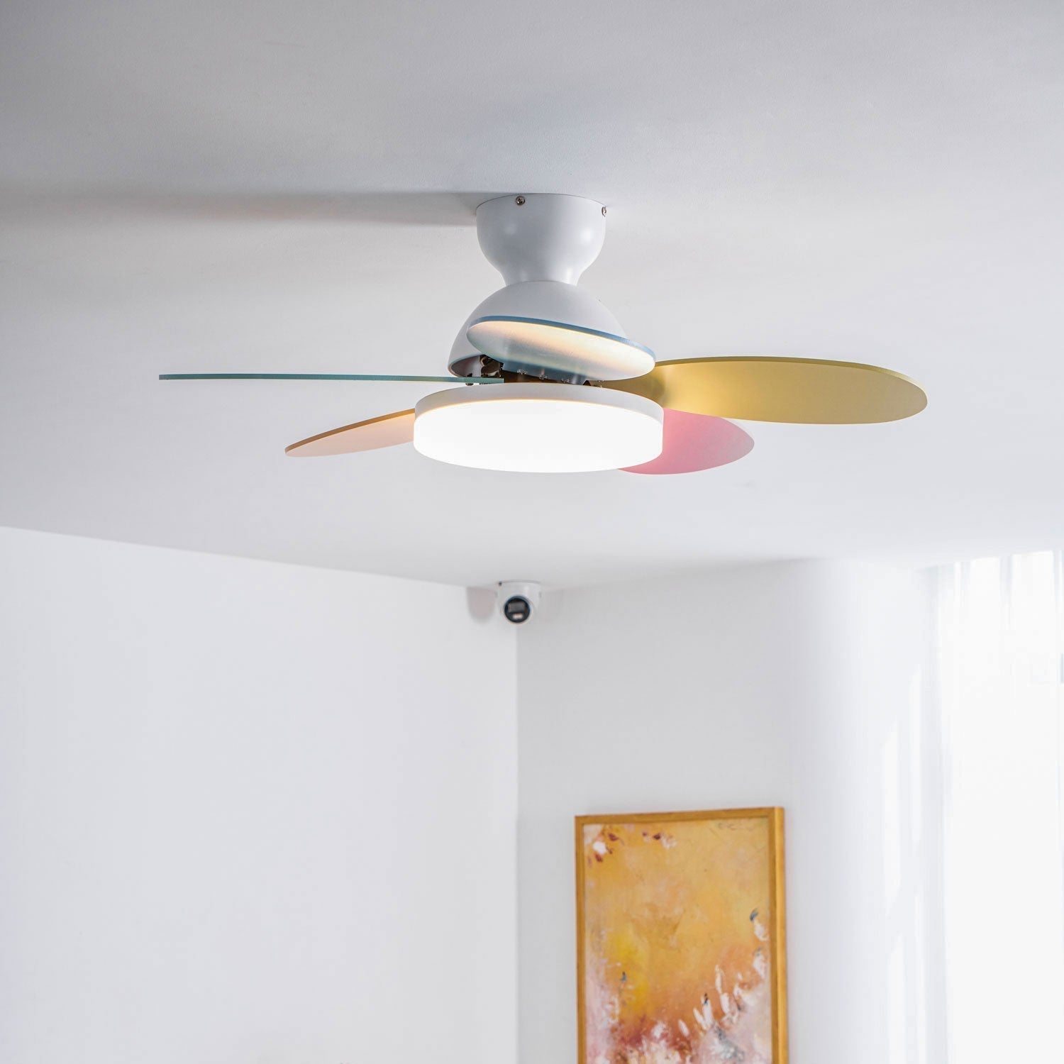 Plafonnier ventilateur Liora en verre coloré pour enfants, pour une utilisation toute l'année