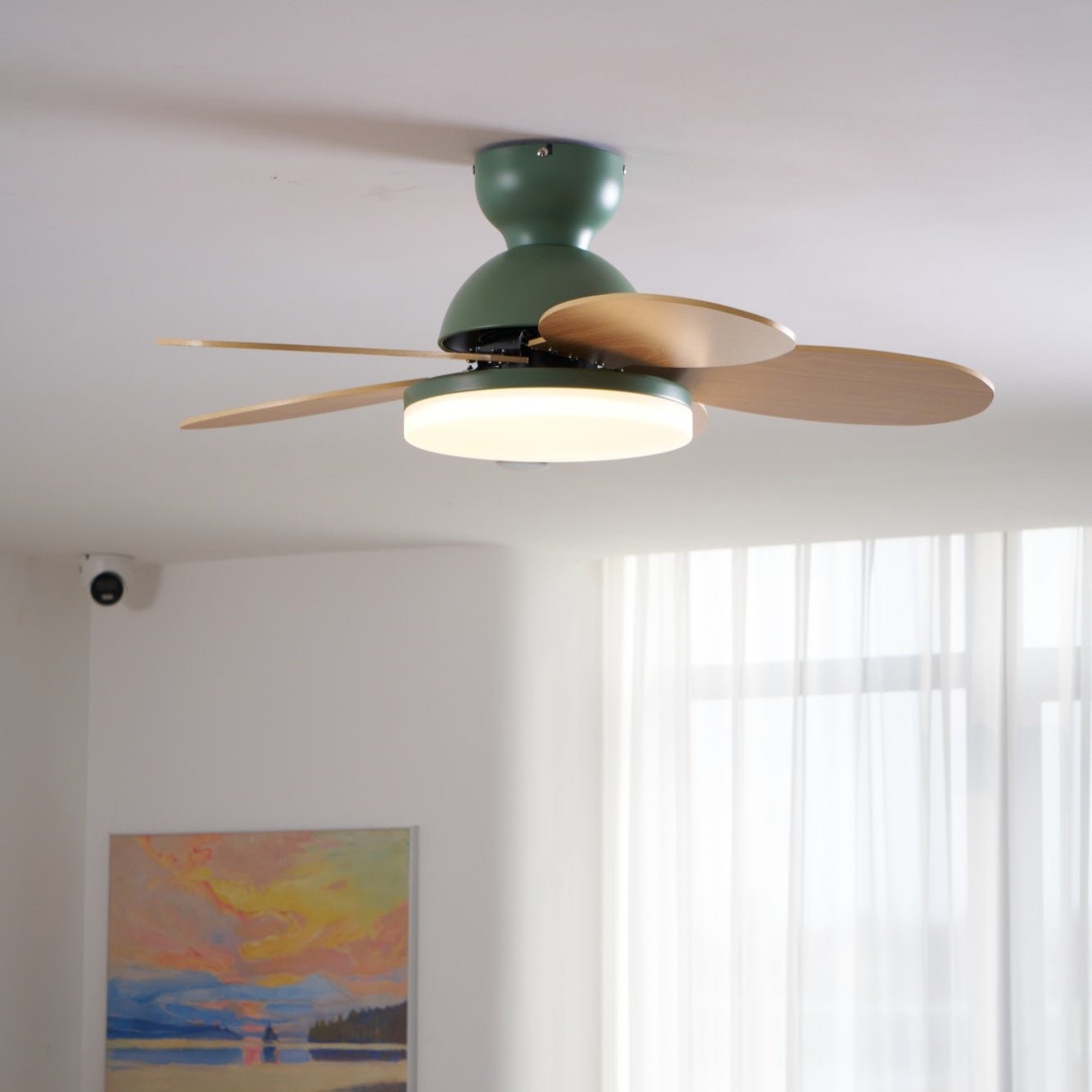 Plafonnier ventilateur Liora en verre coloré pour enfants, idéal pour une chambre
