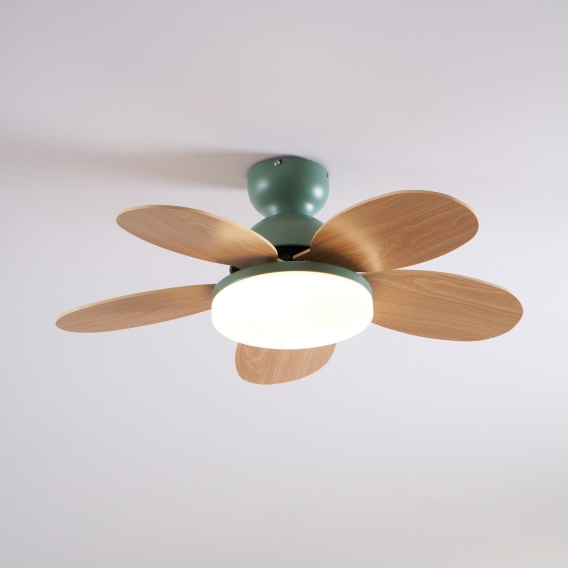 Plafonnier ventilateur Liora, soulignant l'efficacité énergétique