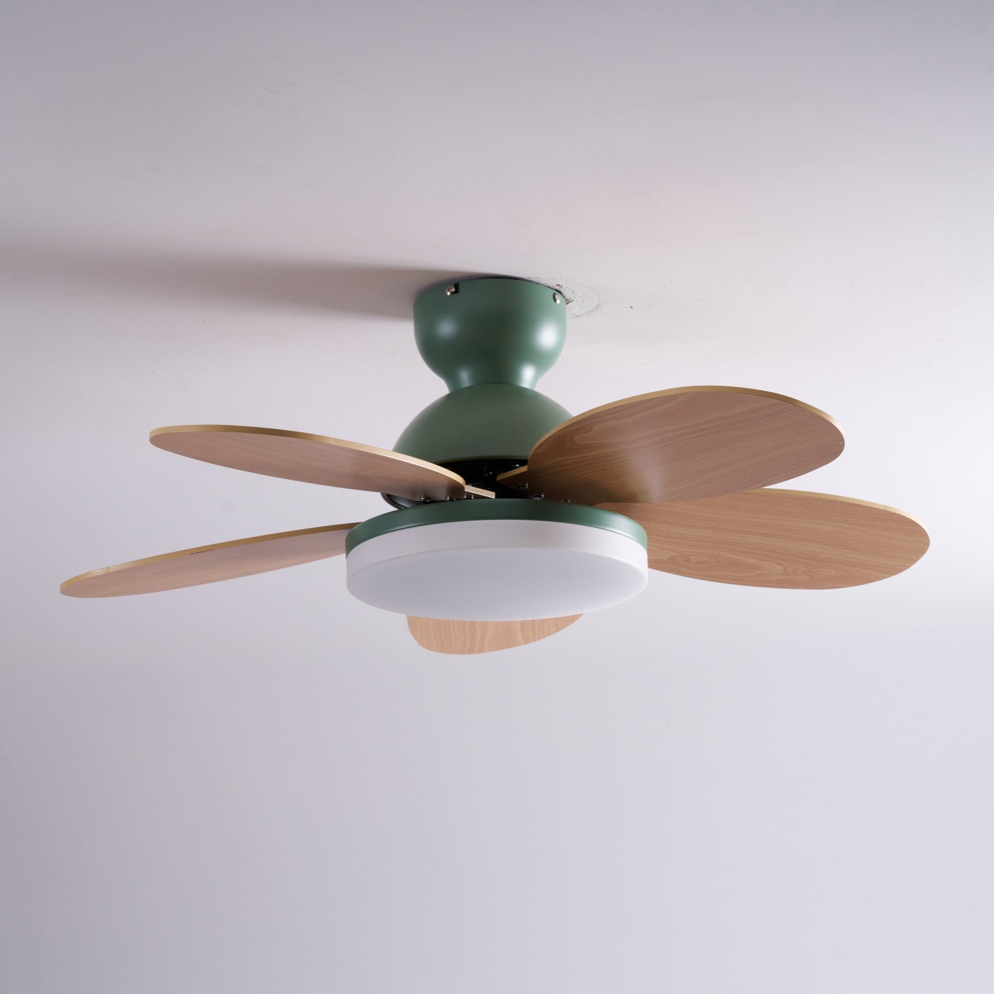Plafonnier ventilateur Liora coloré, présentant des matériaux durables