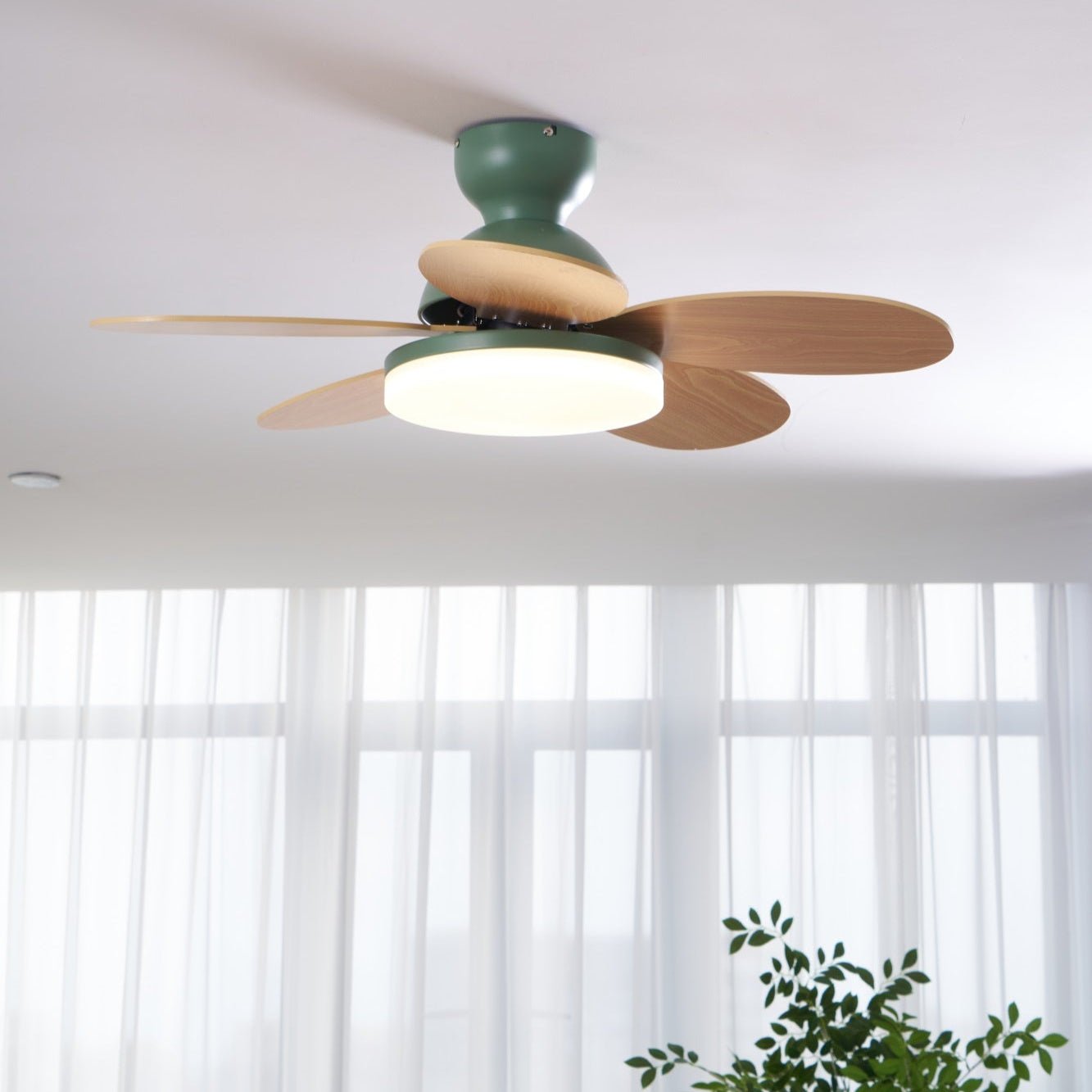 Plafonnier ventilateur Liora coloré, démontrant le mode inverse