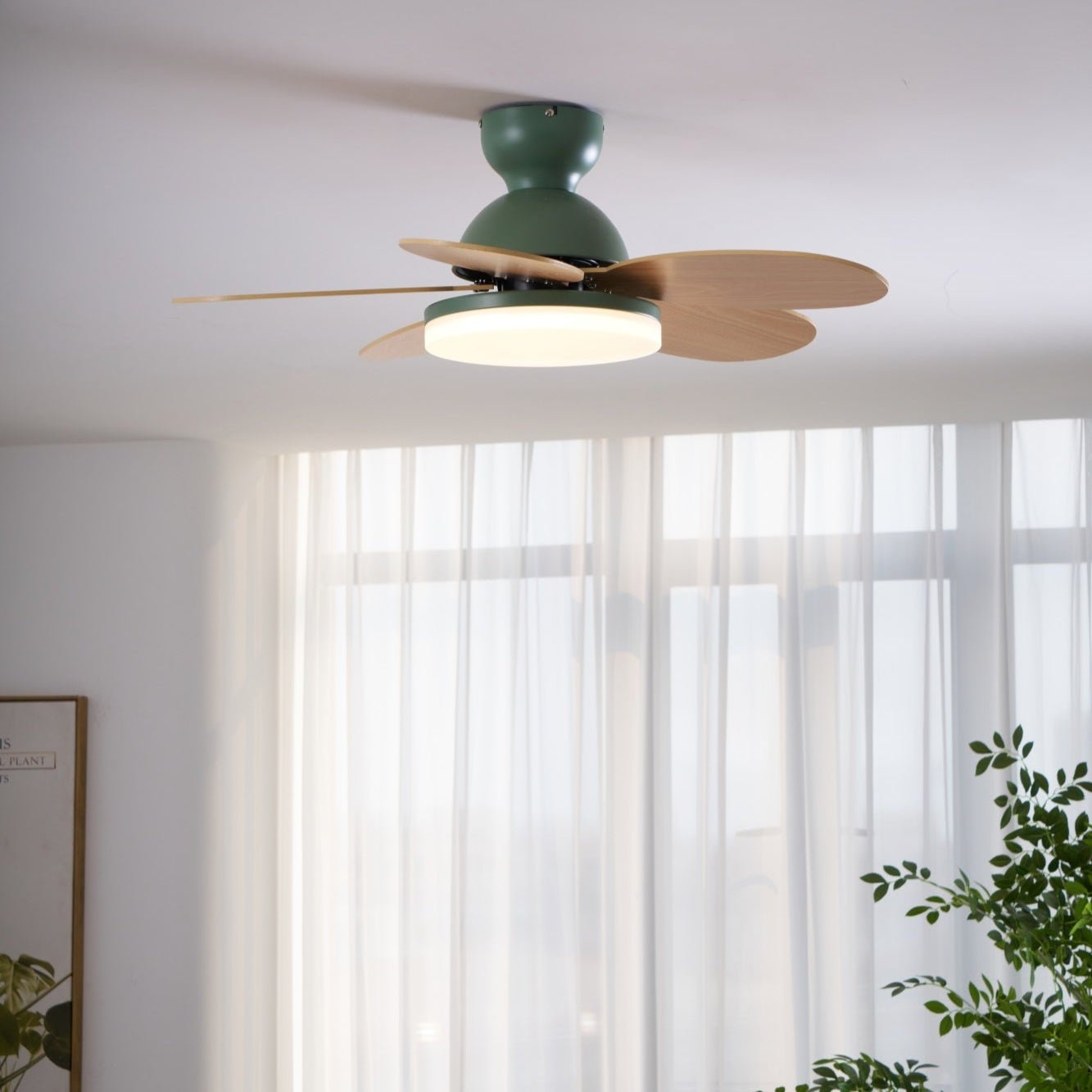 Plafonnier ventilateur Liora en verre coloré pour enfants, installé