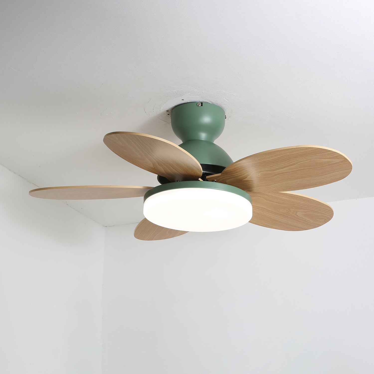 Plafonnier ventilateur Liora en verre coloré éclairant une aire de jeu