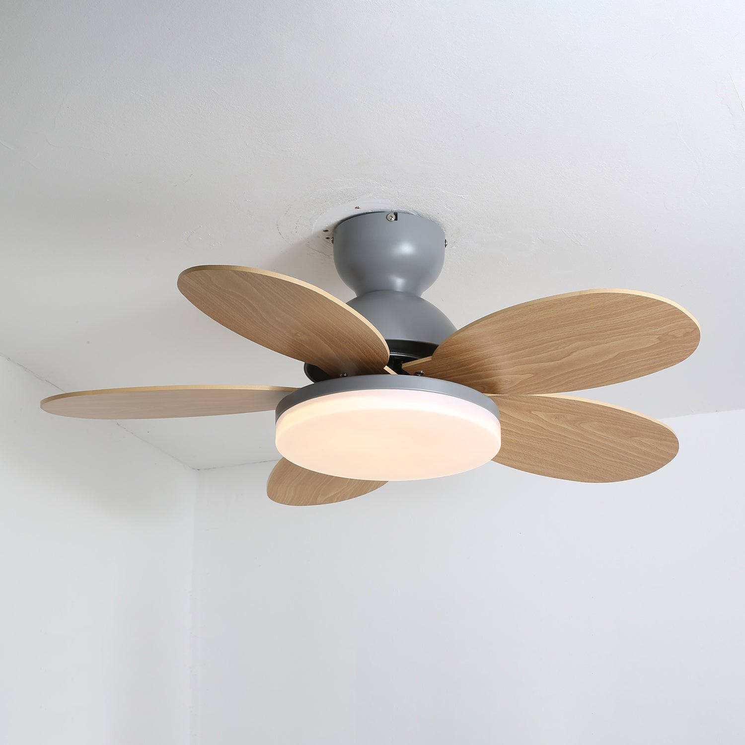 Vue détaillée du moteur en cuivre pur du plafonnier ventilateur Liora pour enfants