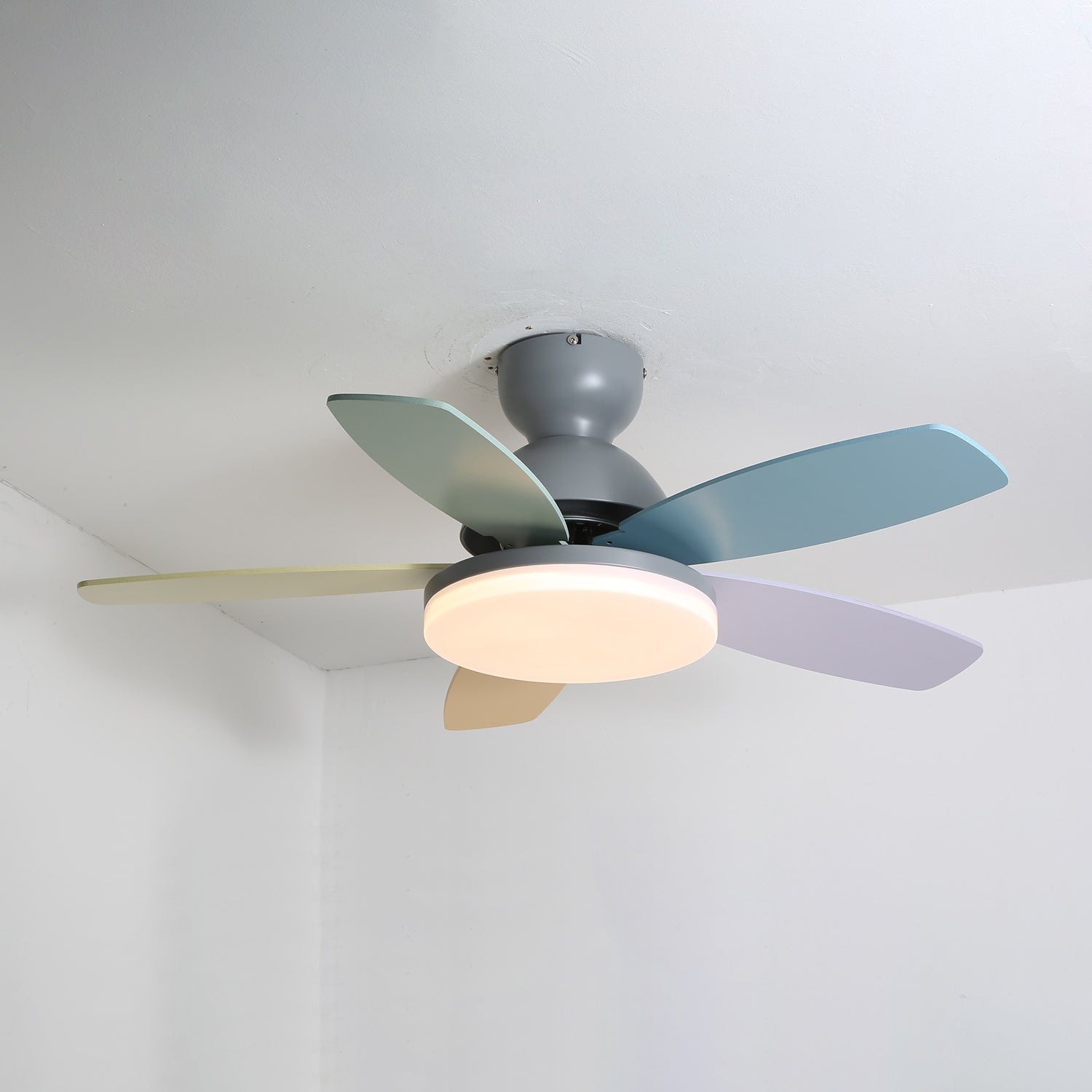 Plafonnier ventilateur Liora coloré, vue latérale