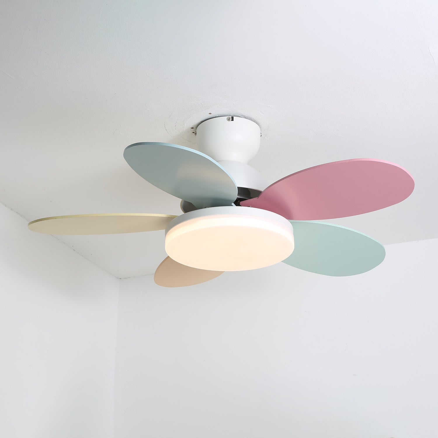 Plafonnier ventilateur Liora démontrant un flux d'air à 6 vitesses
