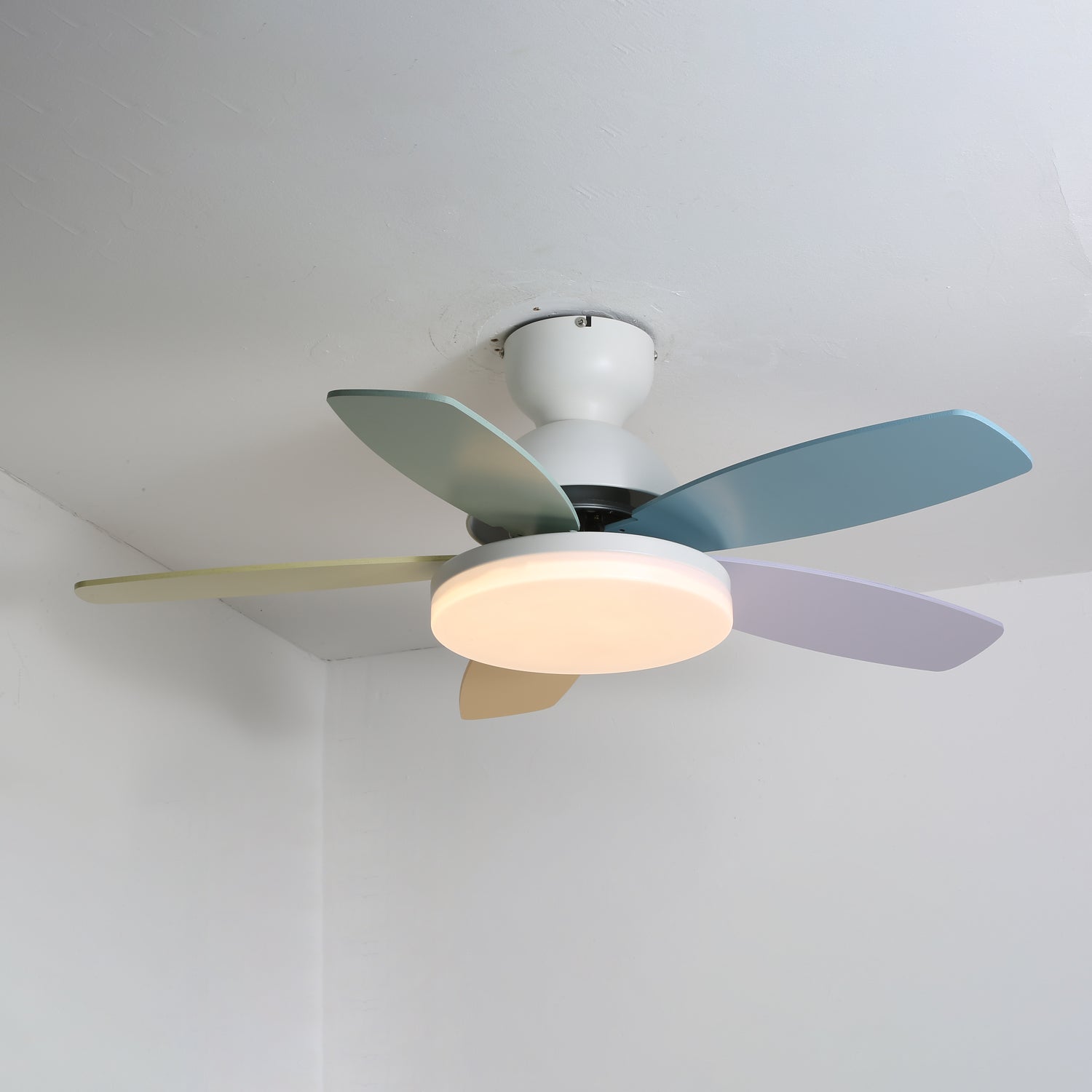 Plafonnier ventilateur Liora, présentant un design moderne