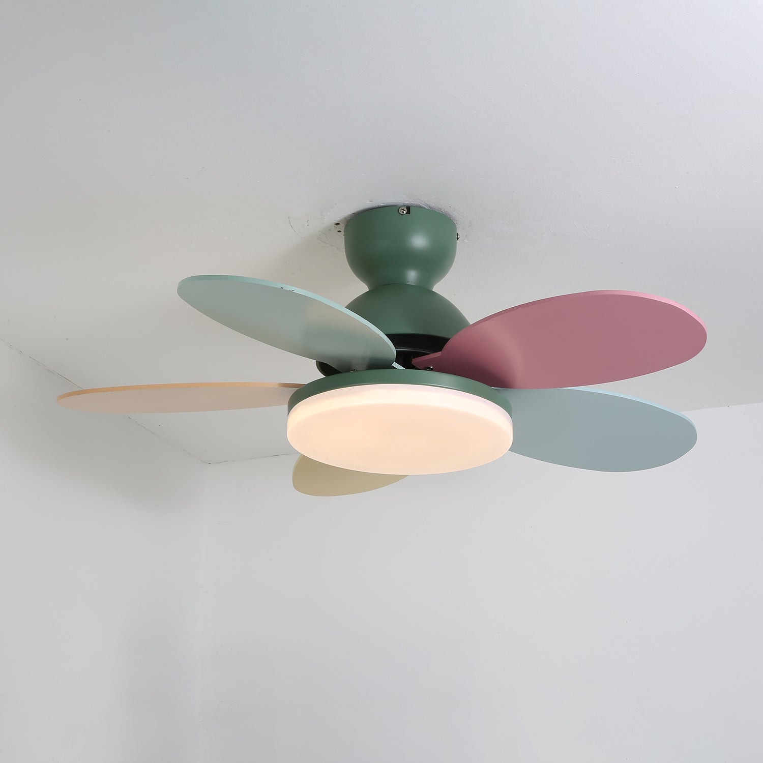 Plafonnier ventilateur Liora pour enfants, soulignant le fonctionnement silencieux