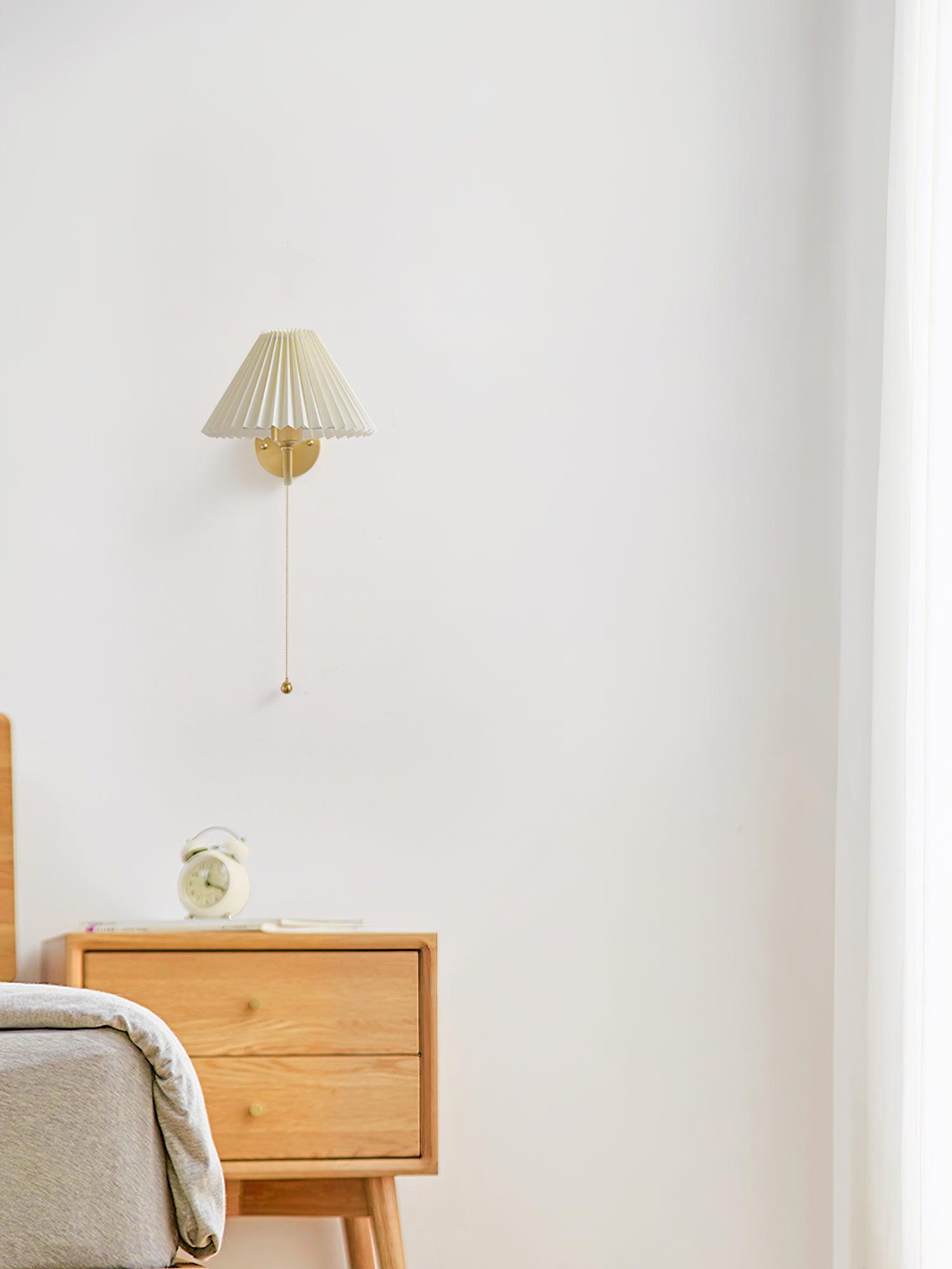 Abbotswell Élégance Plissé Laiton Tissu Applique Murale - Neutralighting