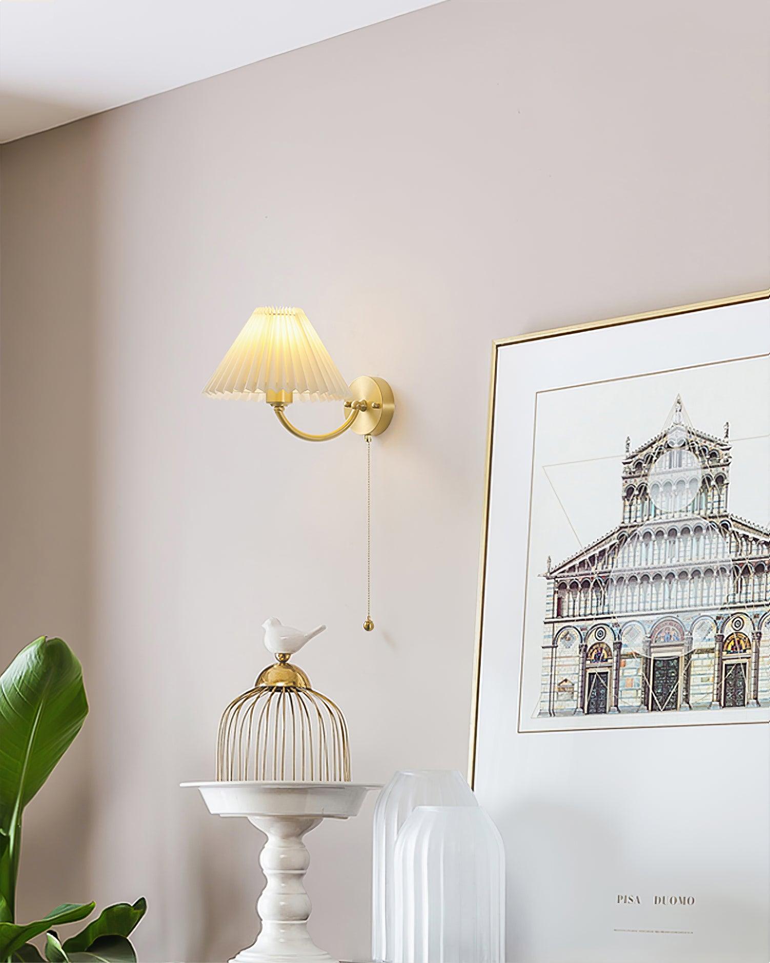 Abbotswell Élégance Plissé Laiton Tissu Applique Murale - Neutralighting