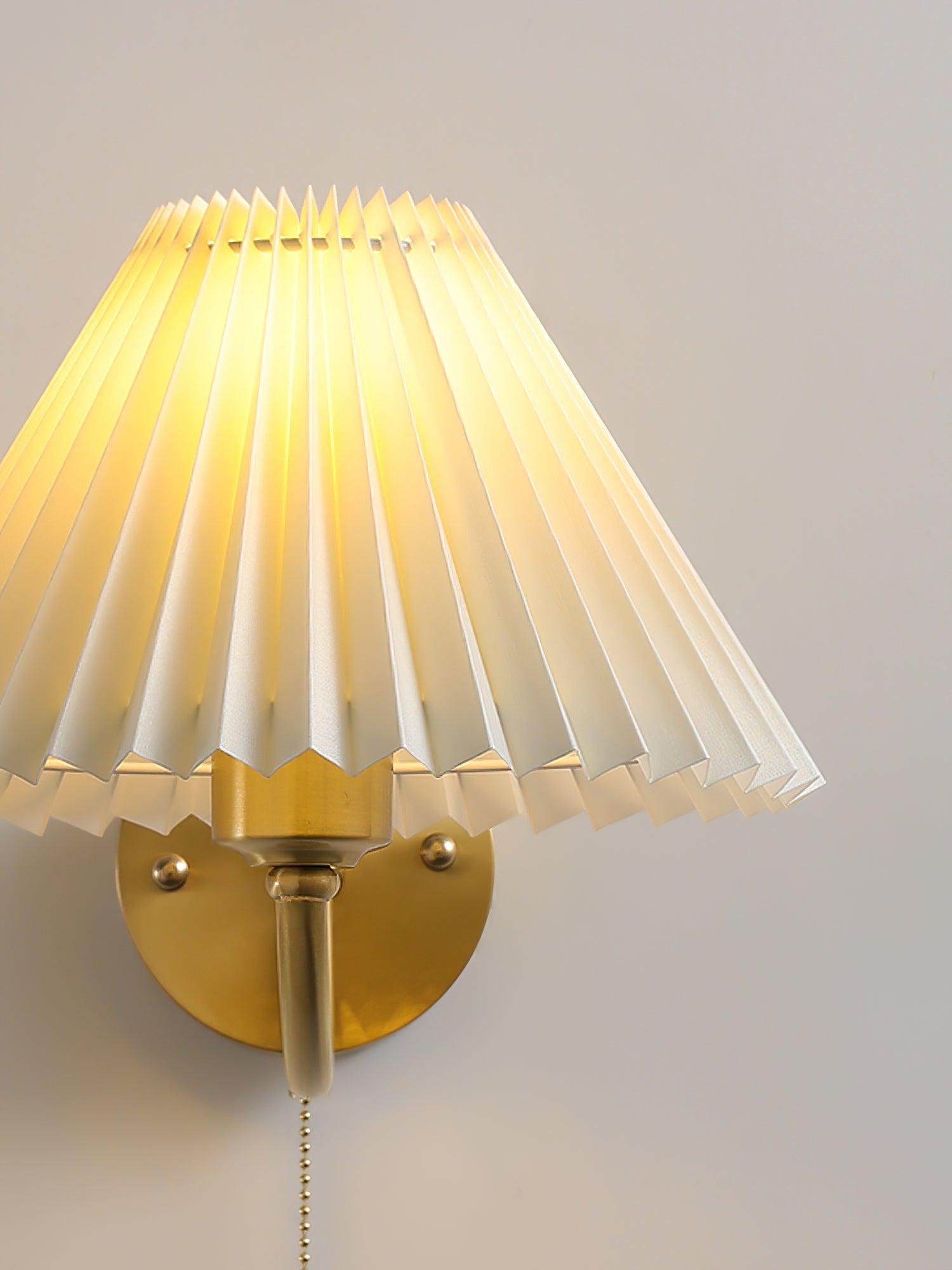 Abbotswell Élégance Plissé Laiton Tissu Applique Murale - Neutralighting