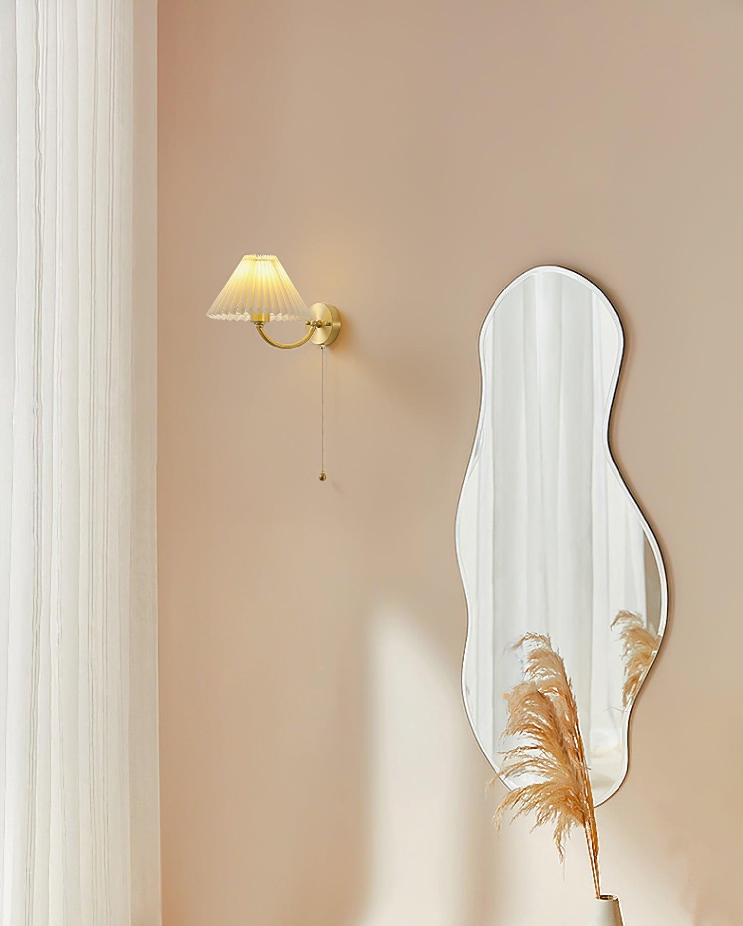 Abbotswell Élégance Plissé Laiton Tissu Applique Murale - Neutralighting