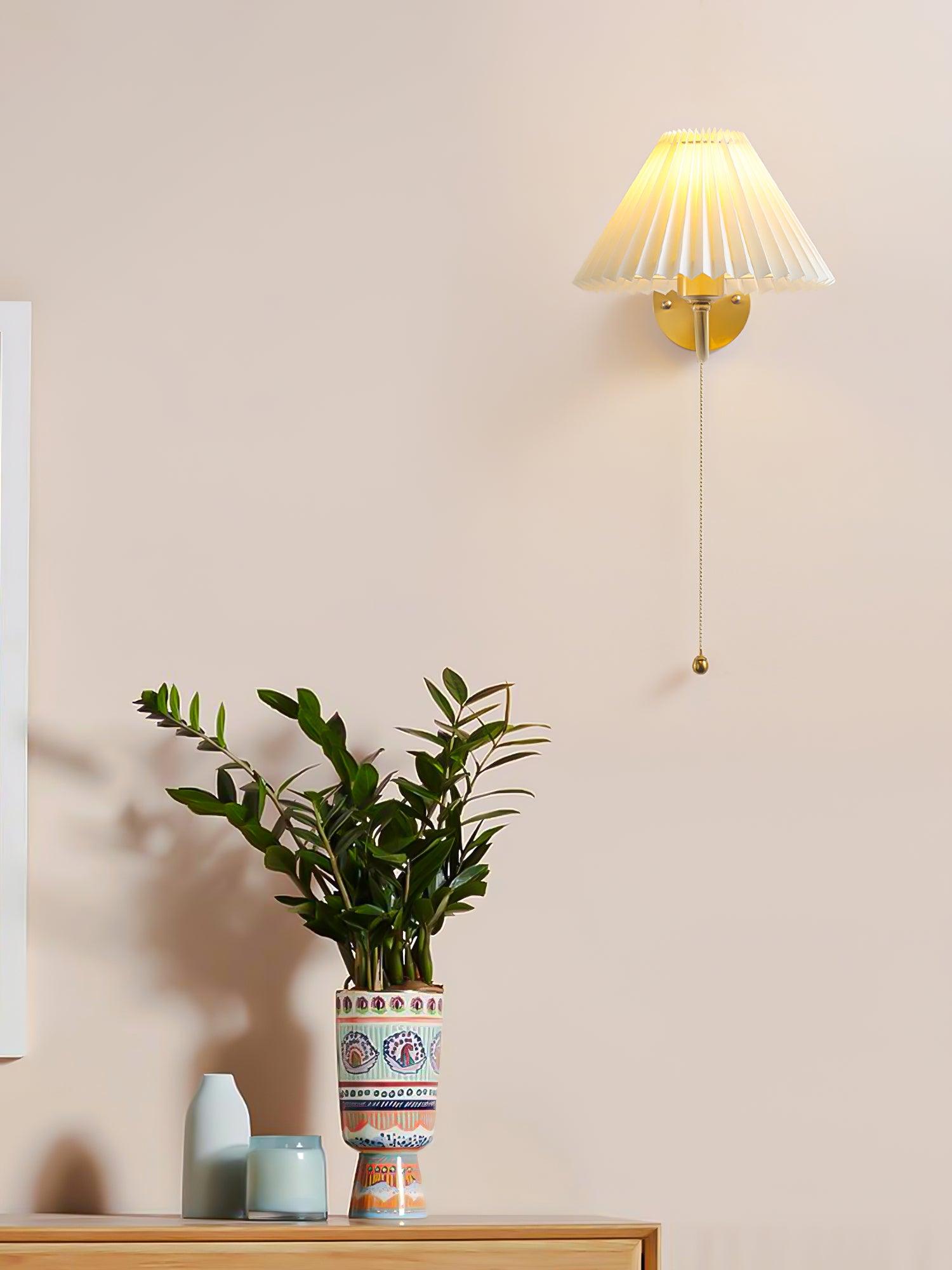 Abbotswell Élégance Plissé Laiton Tissu Applique Murale - Neutralighting