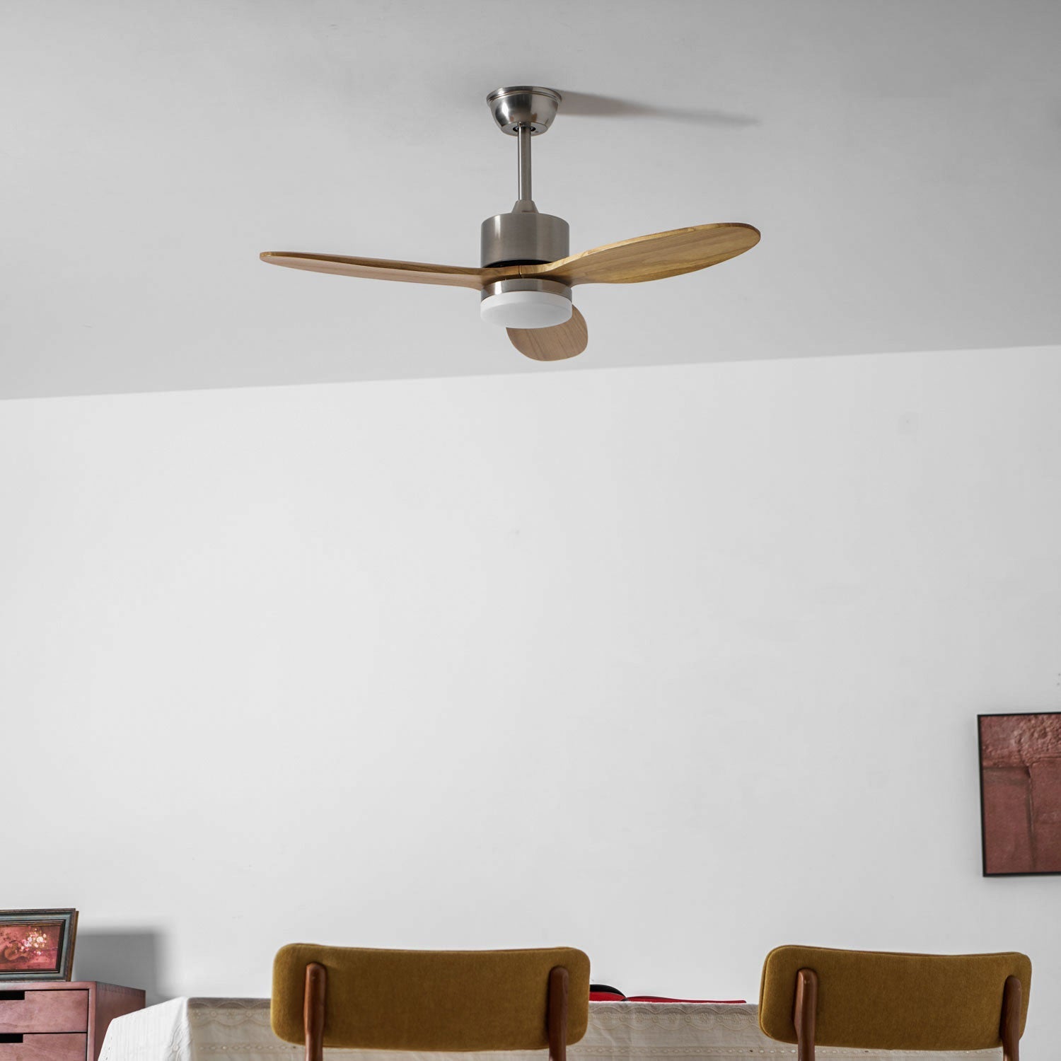 Gros plan des pales de ventilateur en bois.