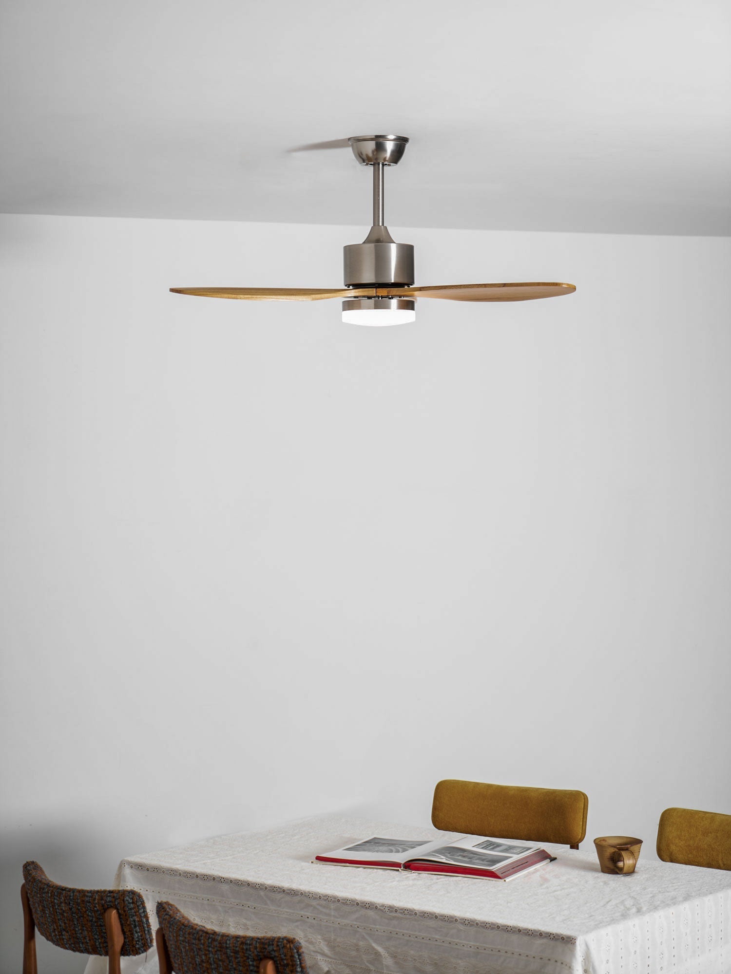 Ventilateur de plafond HushGlow avec abat-jour en acrylique.
