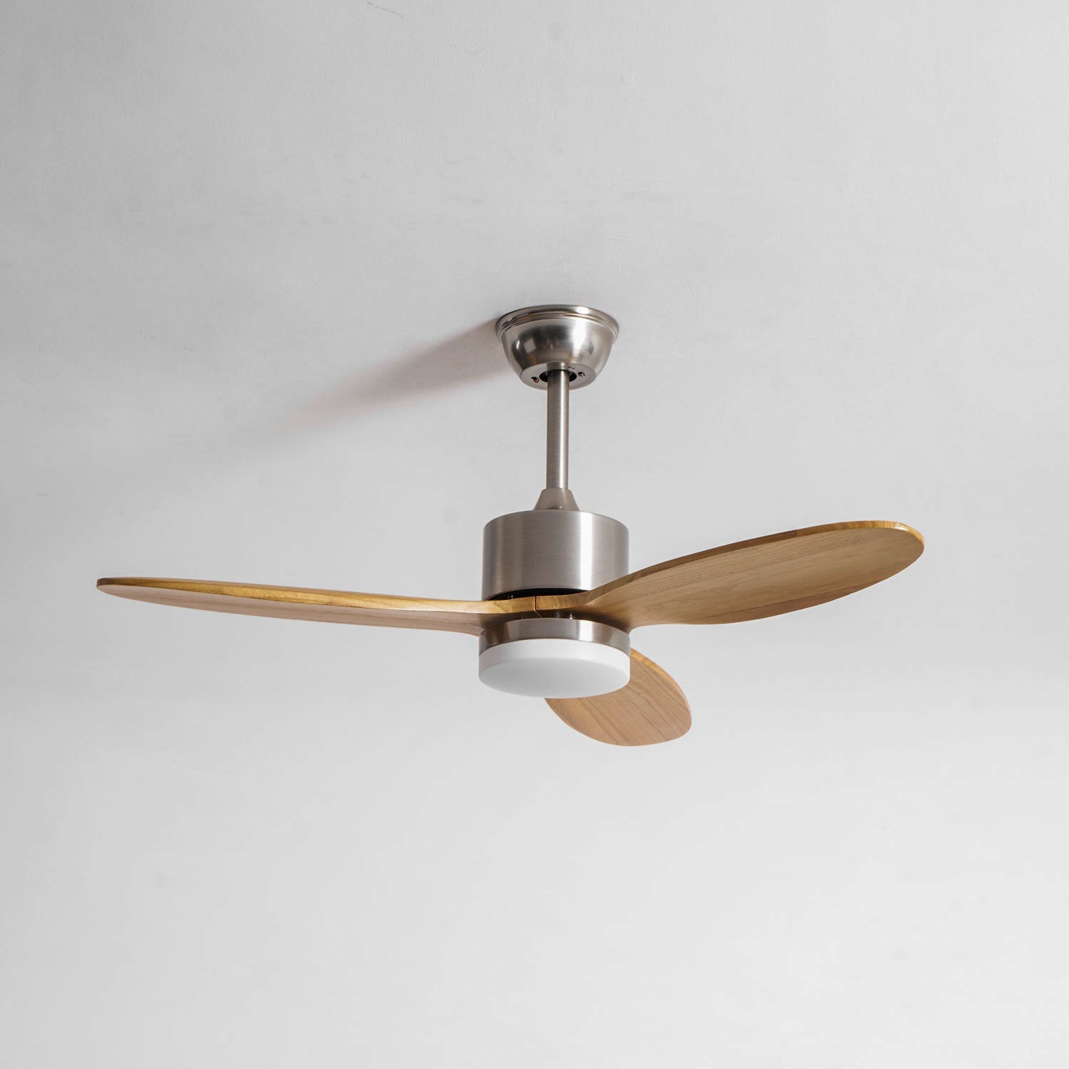 Ventilateur de plafond HushGlow en finition Noyer.