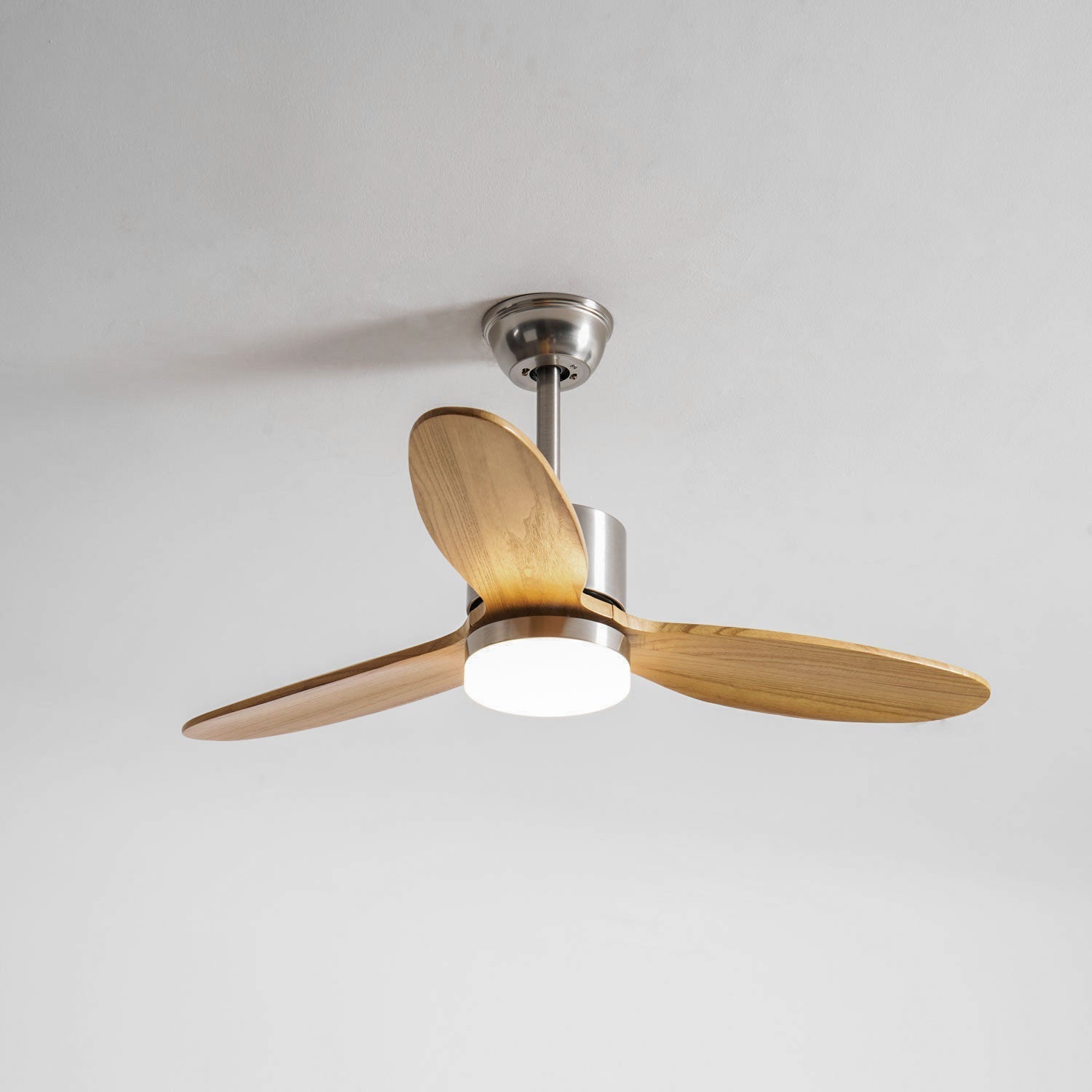 Ventilateur de plafond HushGlow en finition Nickel.