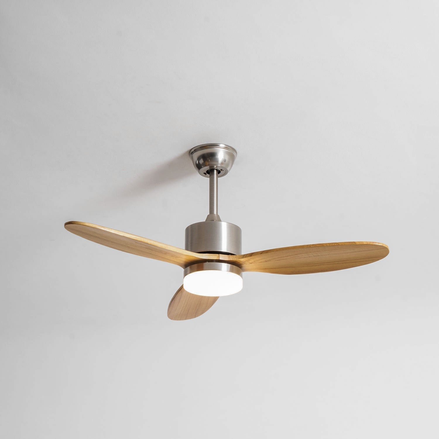 Ventilateur de plafond HushGlow en finition Bronze.