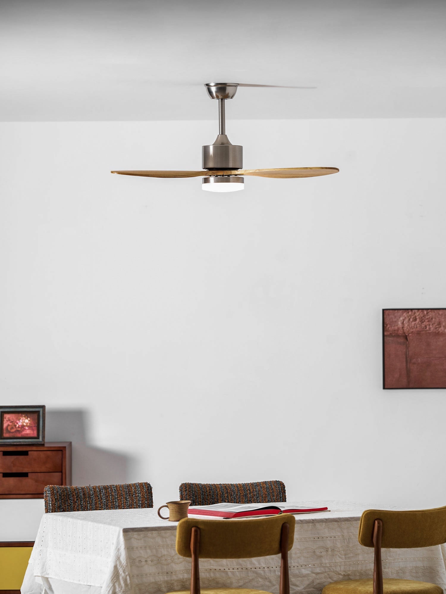 Ventilateur de plafond HushGlow avec finition argent brossé.