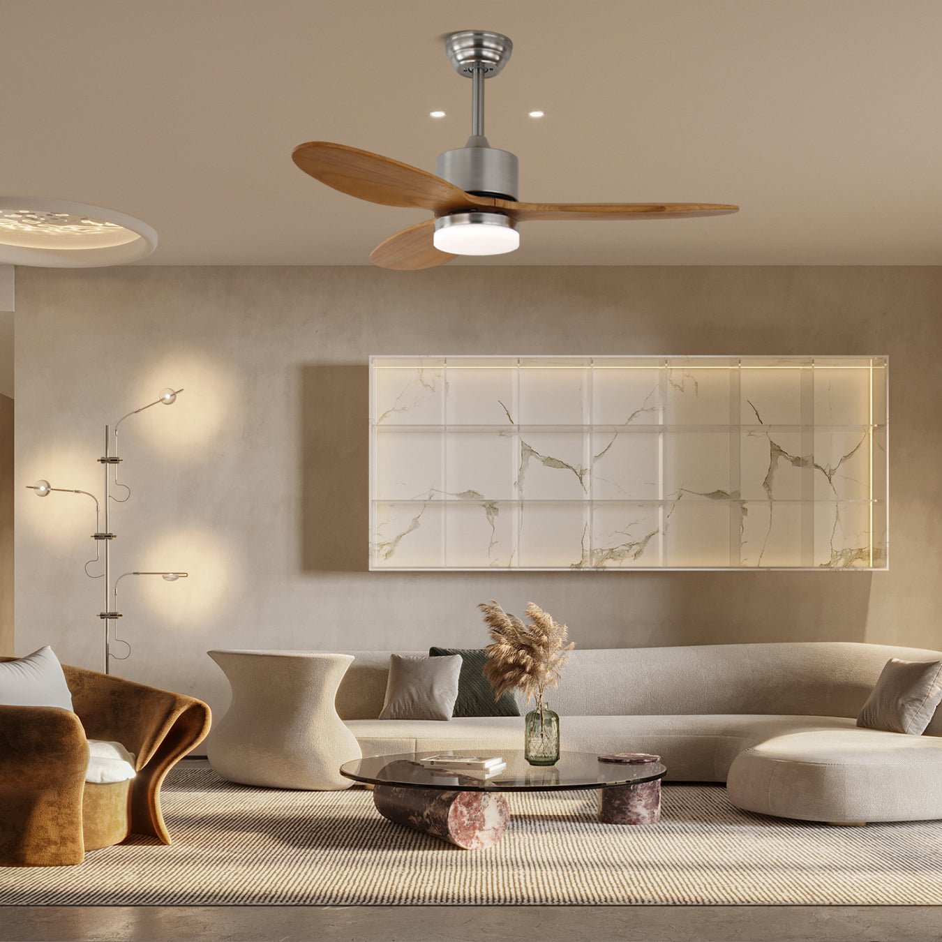 Gros plan des pales en bois du ventilateur de plafond Elara