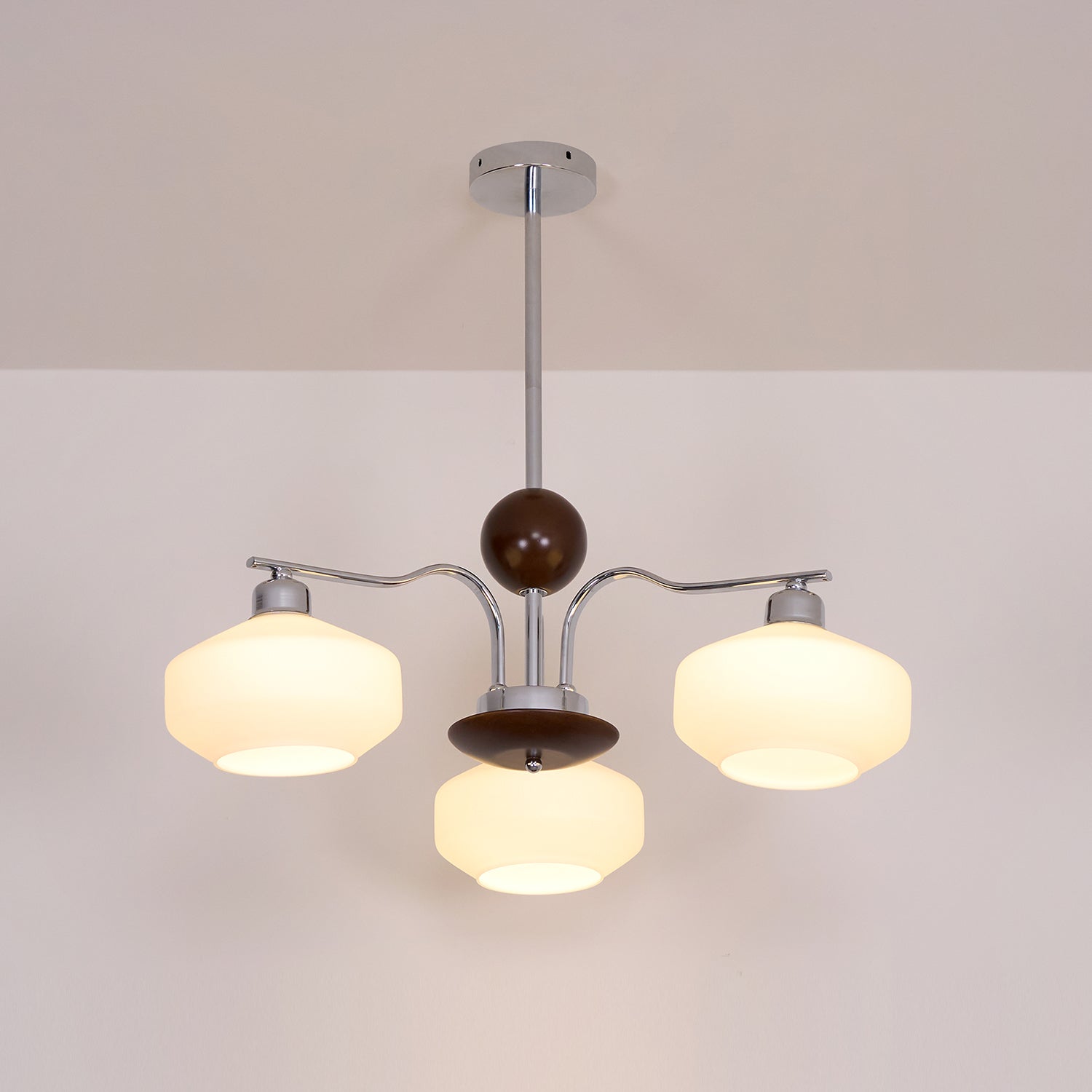 Lustra Lustre Bras en Chrome et Noyer Abat-jours en Verre Blanc Style Rétro - Neutralighting