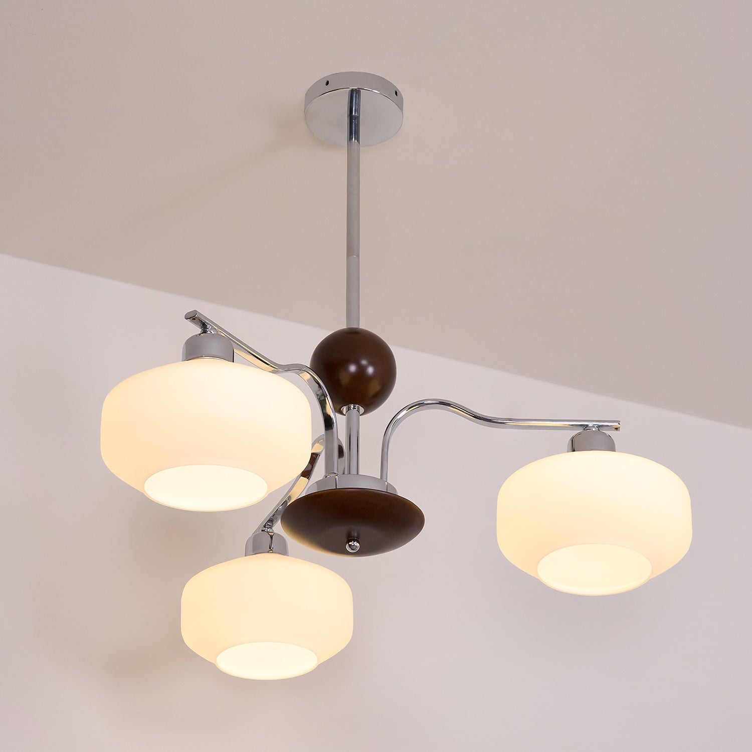 Lustra Lustre Bras en Chrome et Noyer Abat-jours en Verre Blanc Style Rétro - Neutralighting
