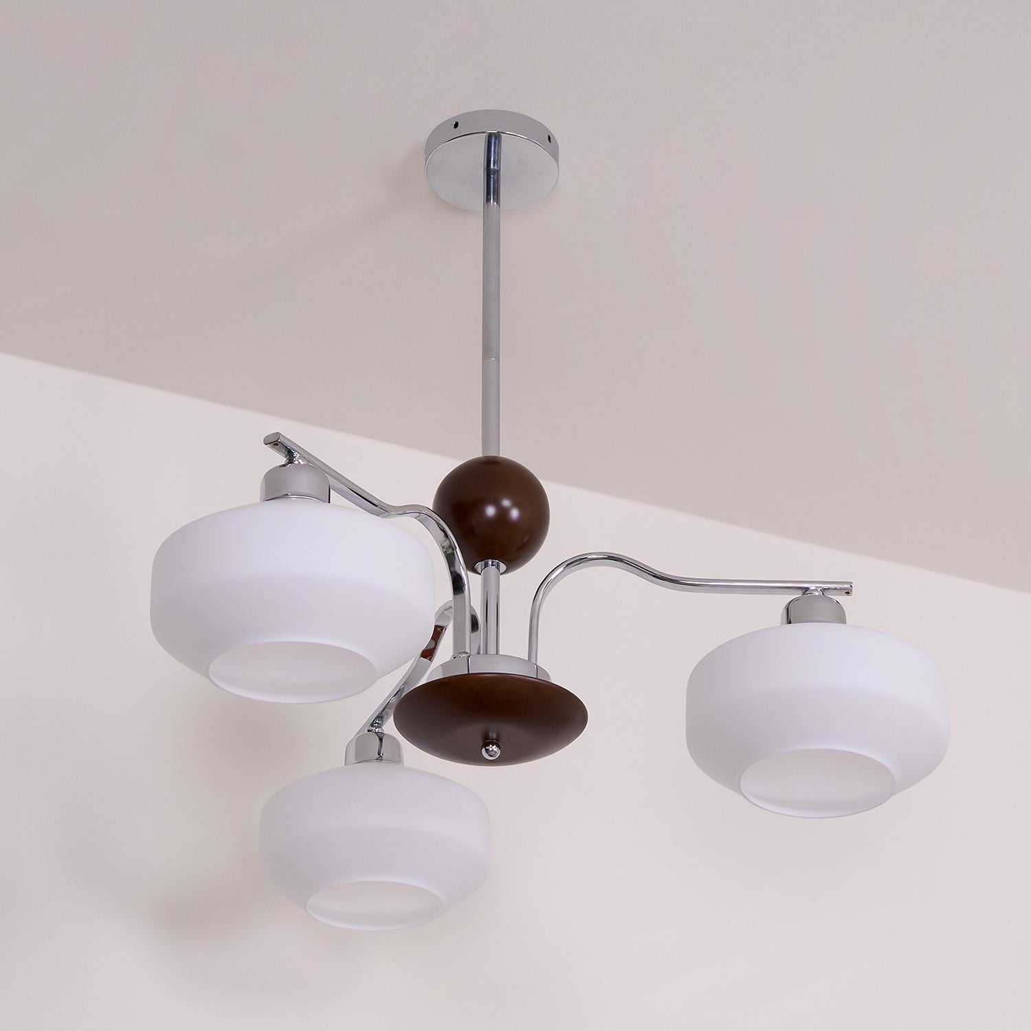 Lustra Lustre Bras en Chrome et Noyer Abat-jours en Verre Blanc Style Rétro - Neutralighting