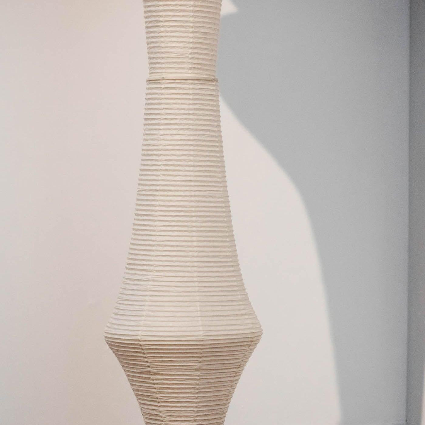 Faye Suspension Sculpturale Verticale en Papier