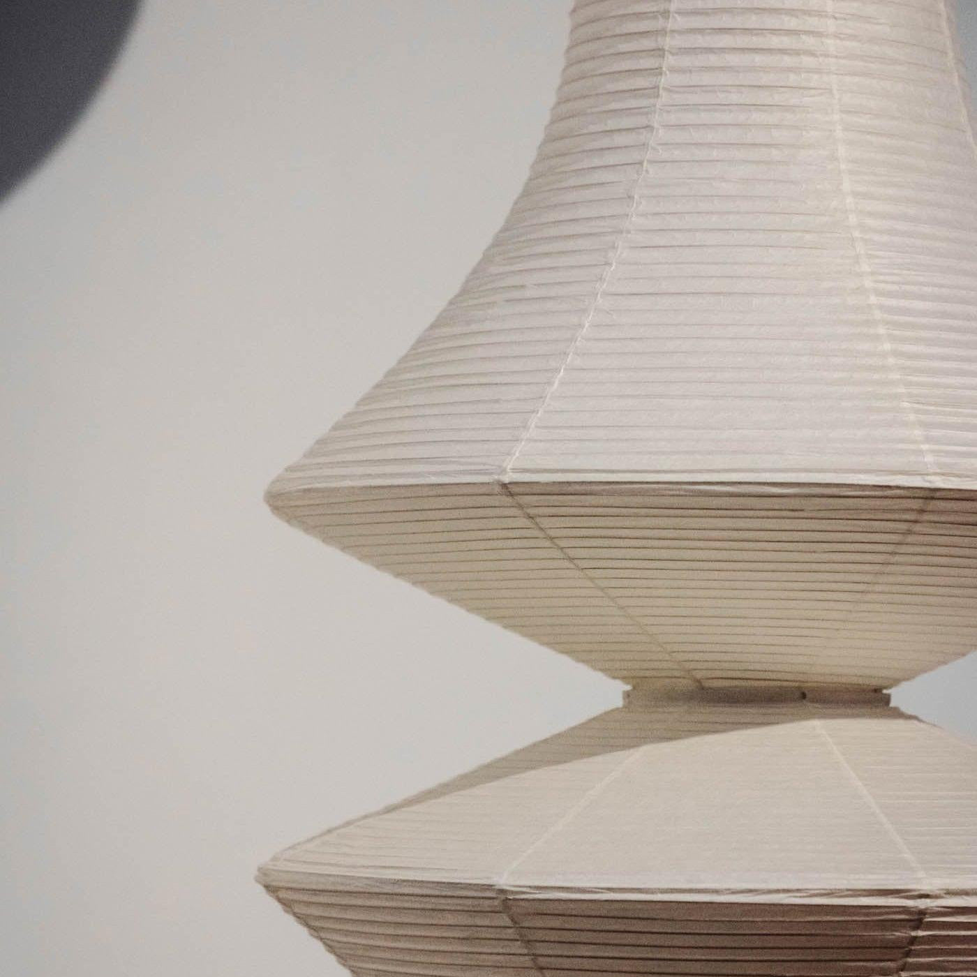 Faye Suspension Sculpturale Verticale en Papier