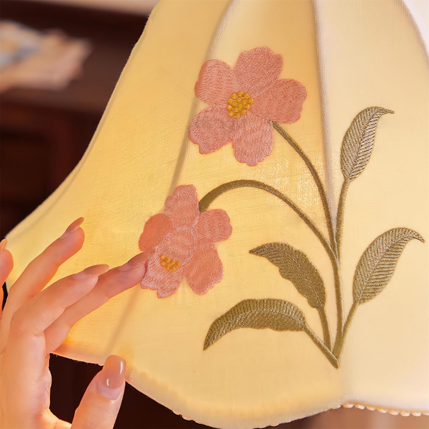 Roselle Lampe Pendante Élégance Florale Brodée - Neutralighting