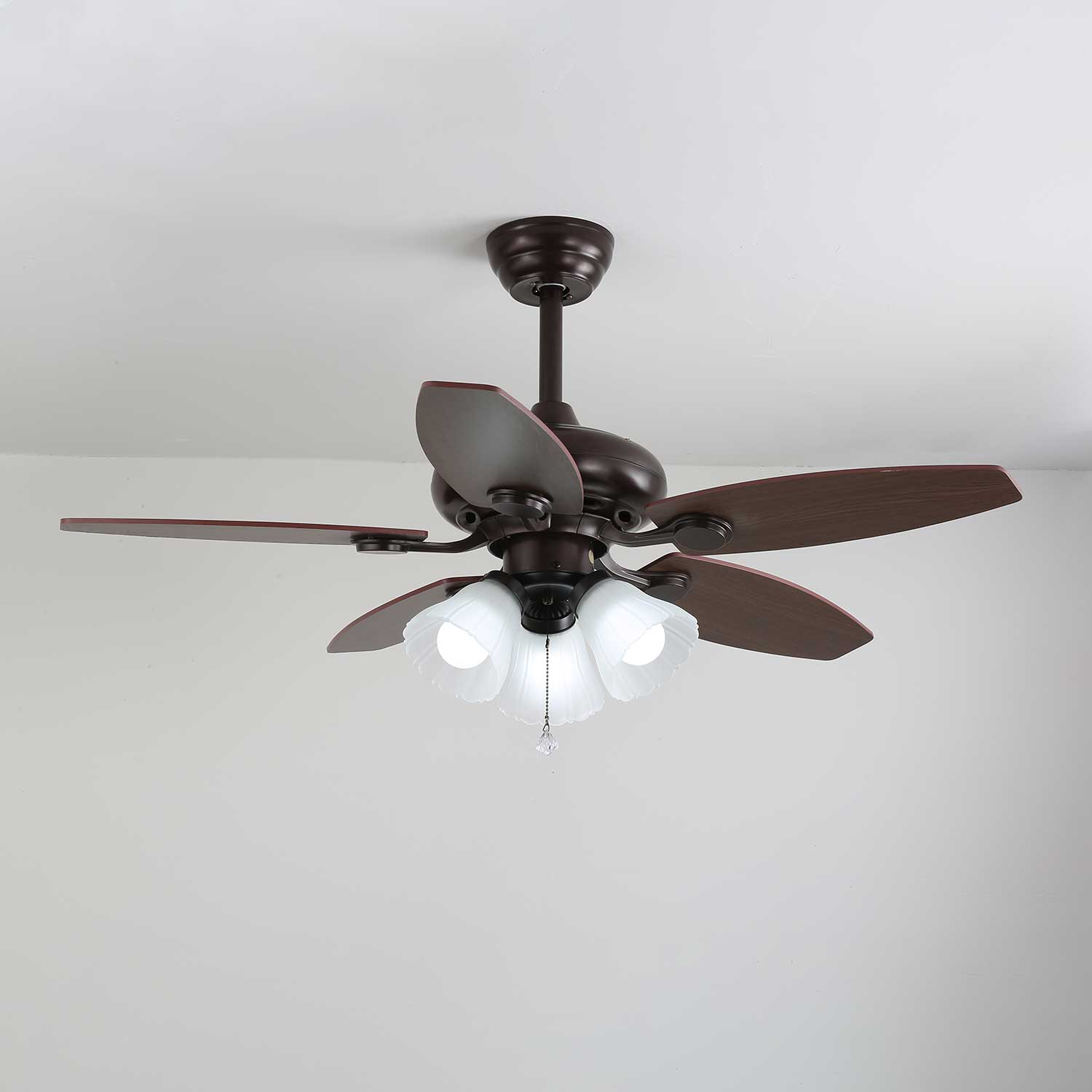 Plafonnier ventilateur Florence Vintage en bois et verre, photo d'ambiance