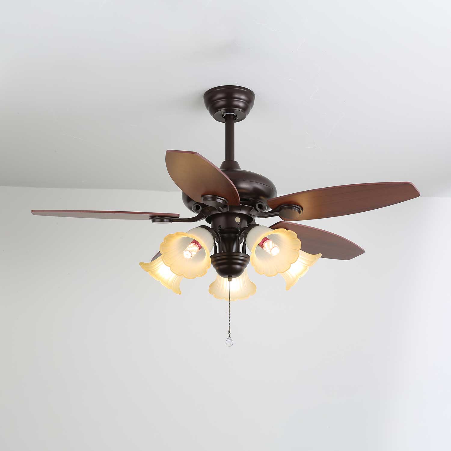 Plafonnier ventilateur Florence Vintage en bois et verre dans un salon