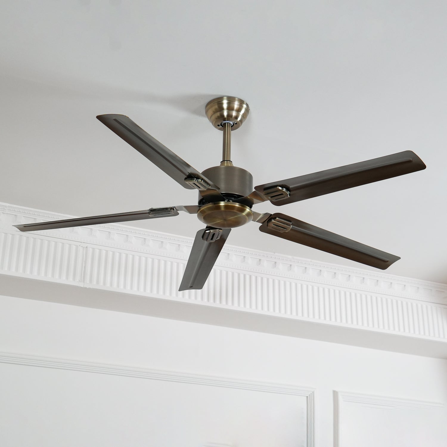 Ventilateur de plafond Vosolara Premium, vue de la fixation au plafond