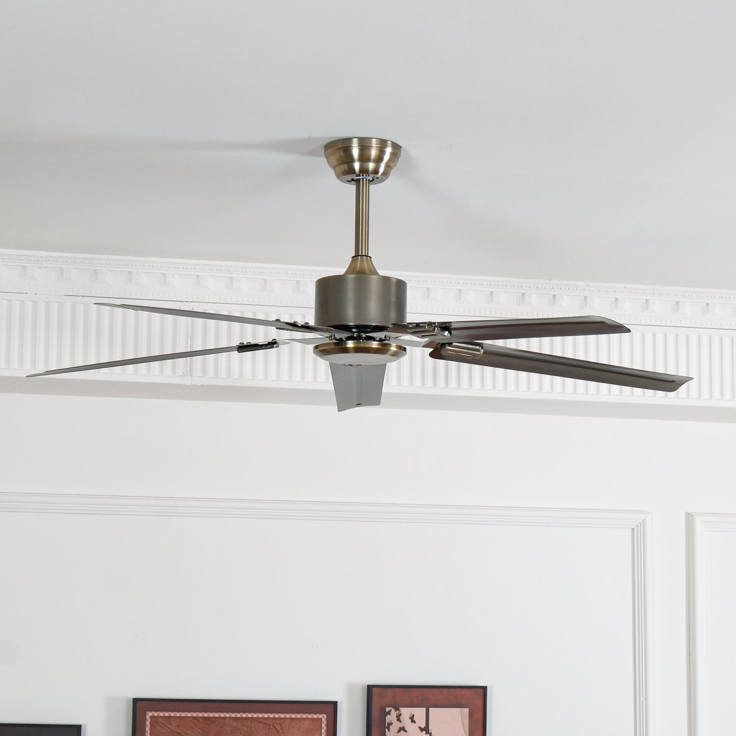 Ventilateur de plafond Vosolara Premium installé au plafond