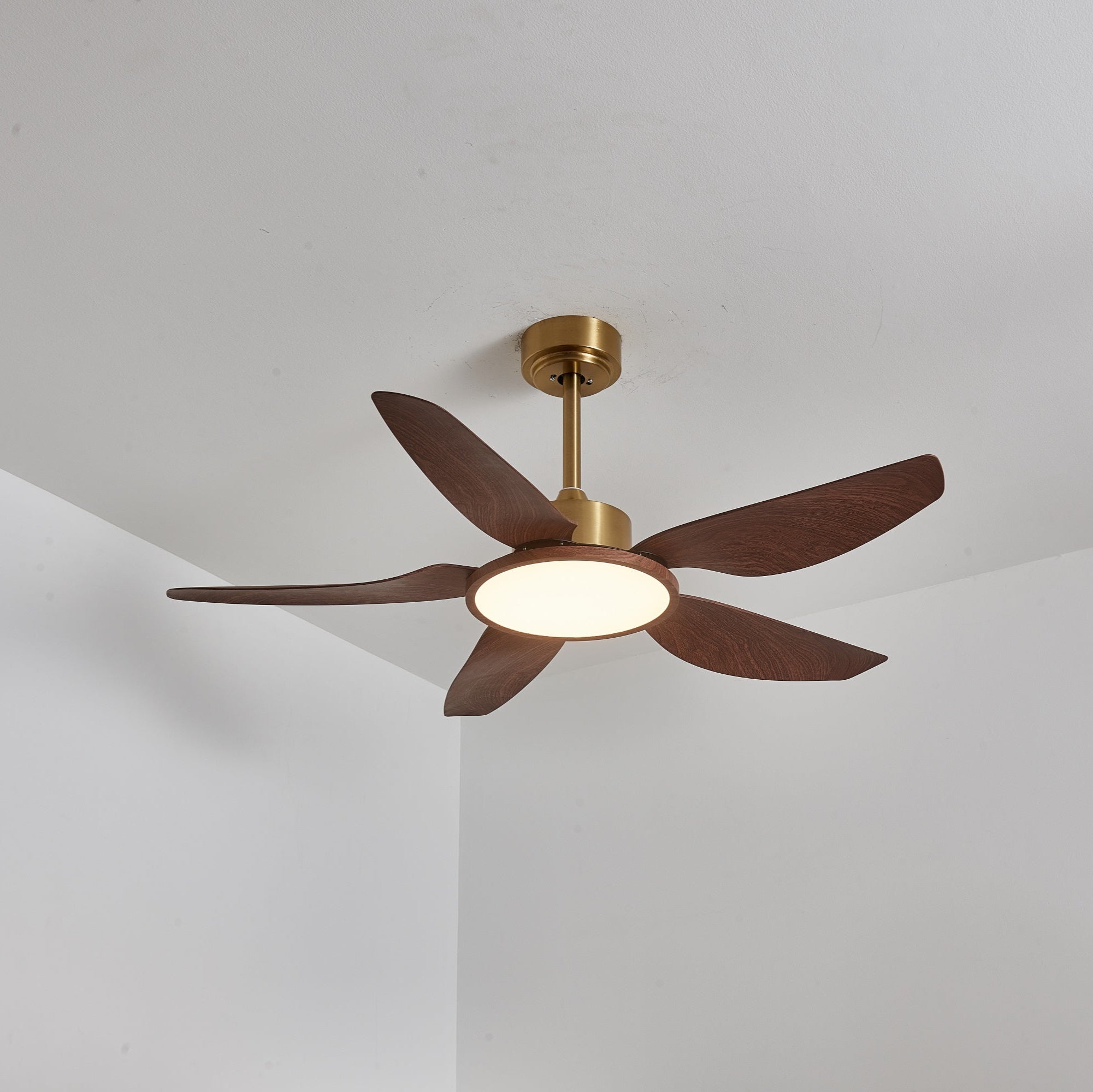 Plafonnier ventilateur Aurelia installé dans un salon moderne