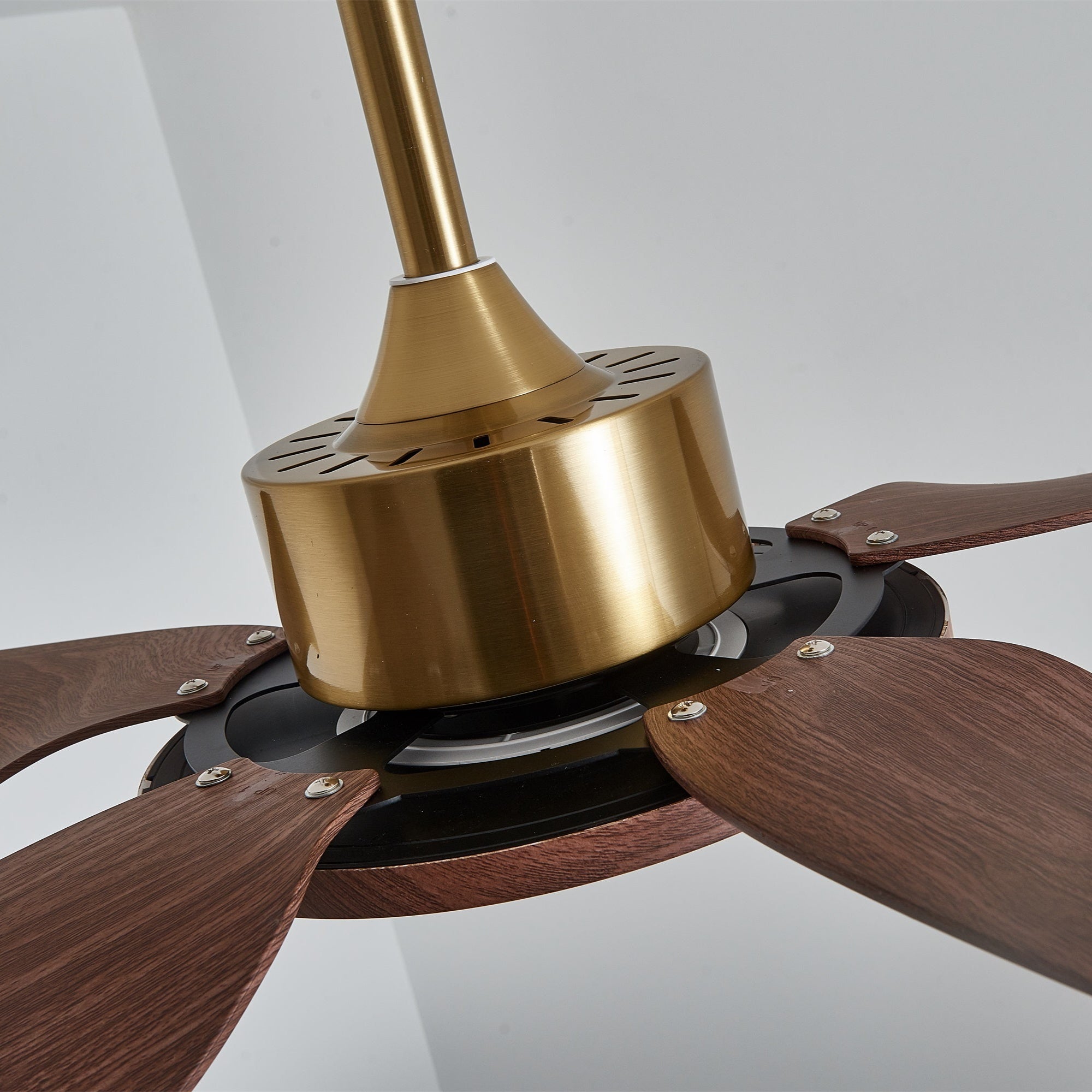 Plafonnier ventilateur Aurelia démontrant son design épuré