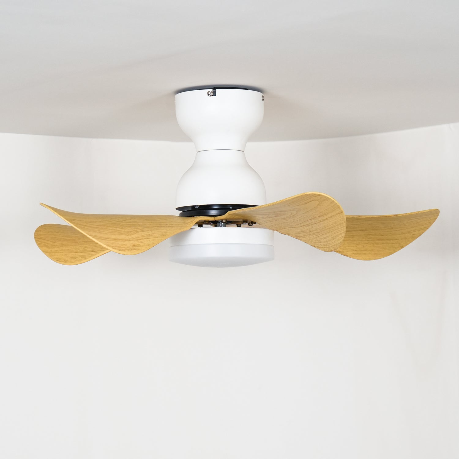 Ventilateur de plafond Callen en bois dans une chambre
