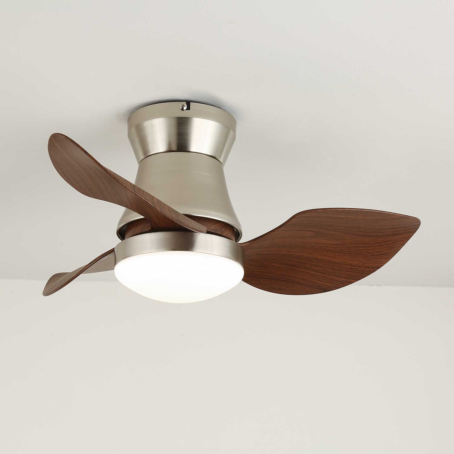 Détail du cadre métallique et de l'abat-jour en acrylique du ventilateur de plafond Airlume avec lumière