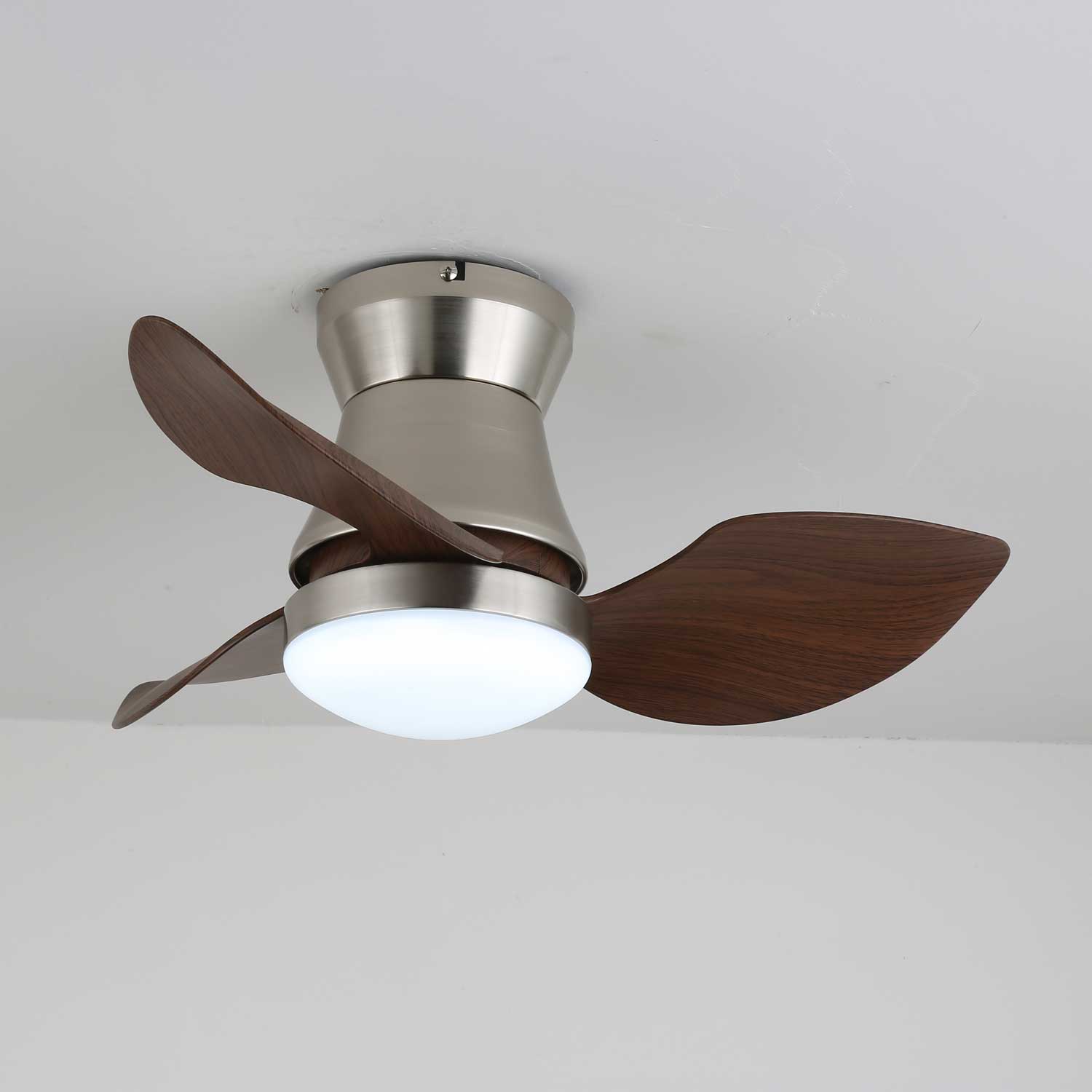 Ventilateur de plafond moderne Airlume avec lumière dans un salon