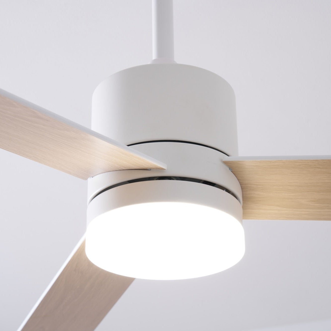 Plafonnier ventilateur Lennox Drift, détail du moteur en cuivre pur