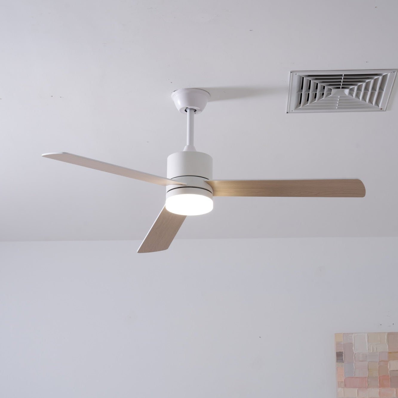 Plafonnier ventilateur Lennox Drift, installé dans un espace de vie moderne
