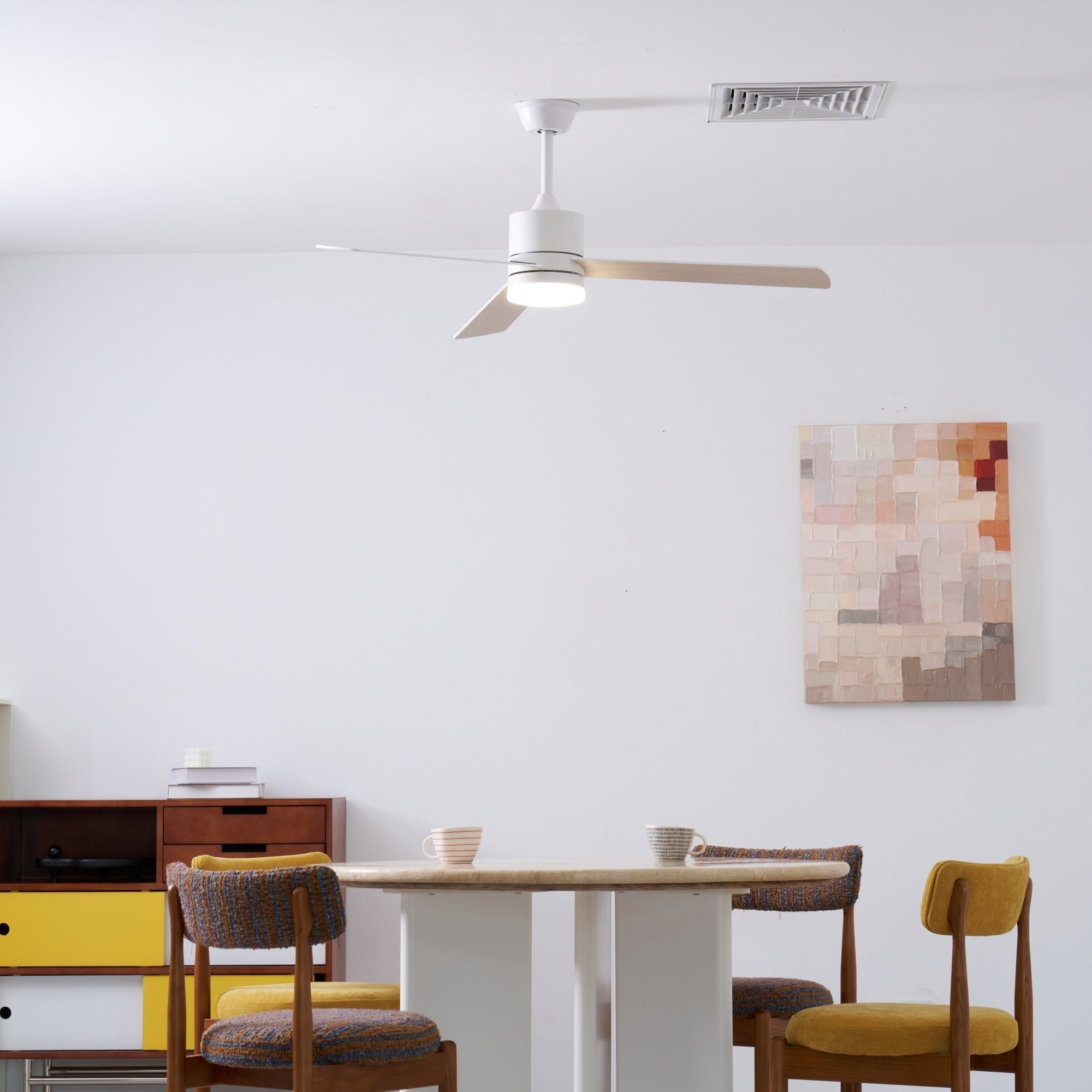 Plafonnier ventilateur Lennox Drift, gros plan des pales en bois de sycomore