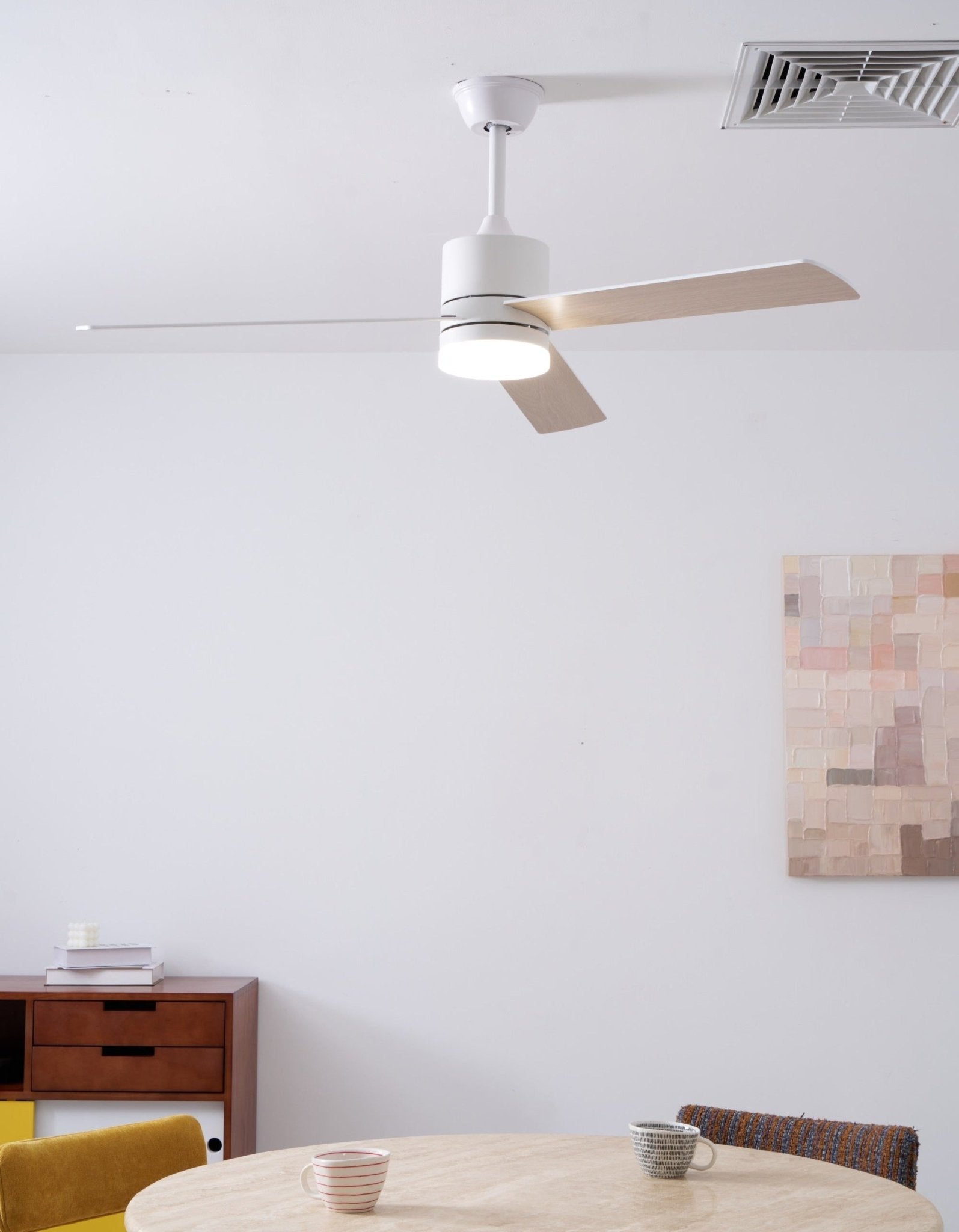 Plafonnier ventilateur Lennox Drift, présentant l'abat-jour en acrylique