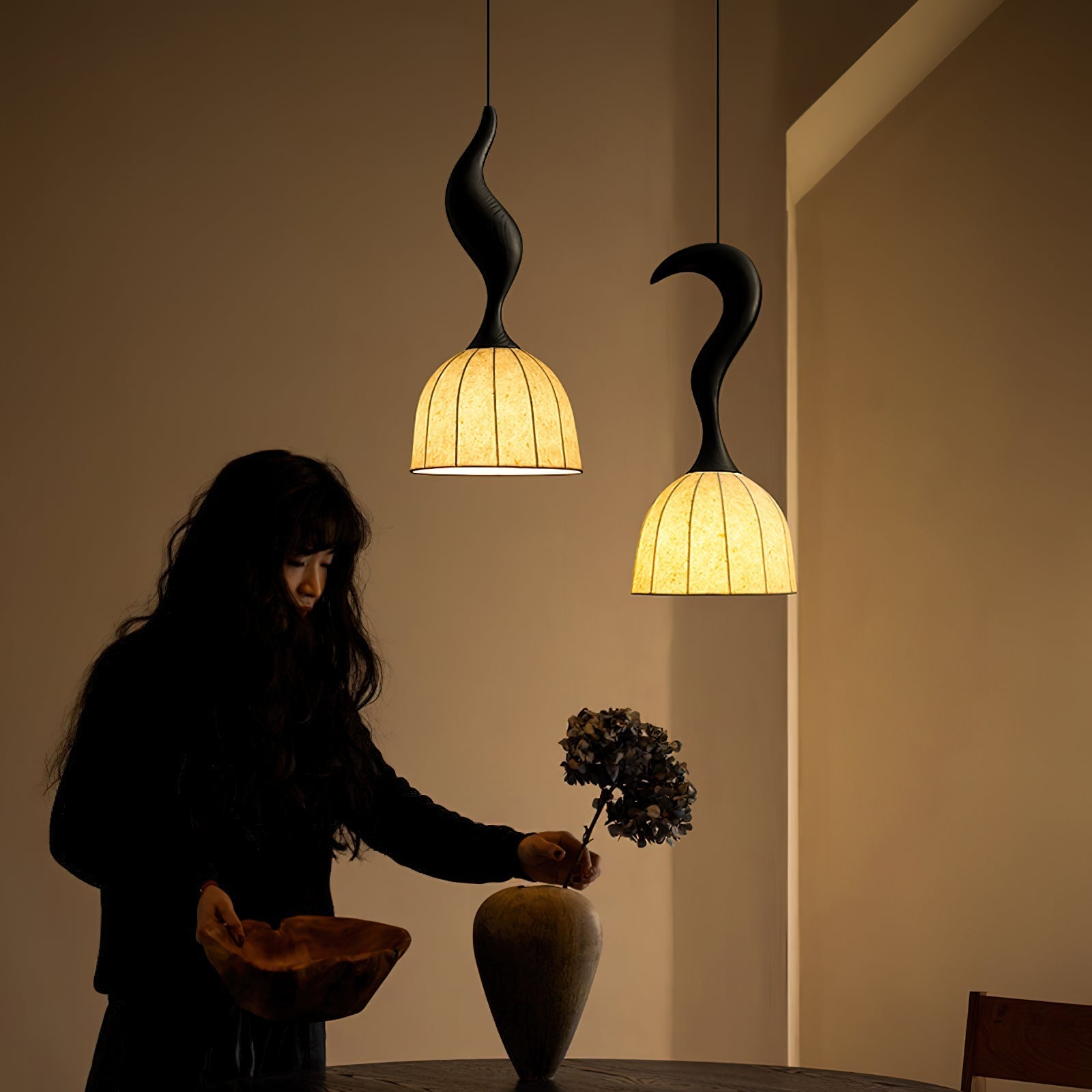 Solia Lampe Pendante Tige Courbée Tissu Bois - Neutralighting