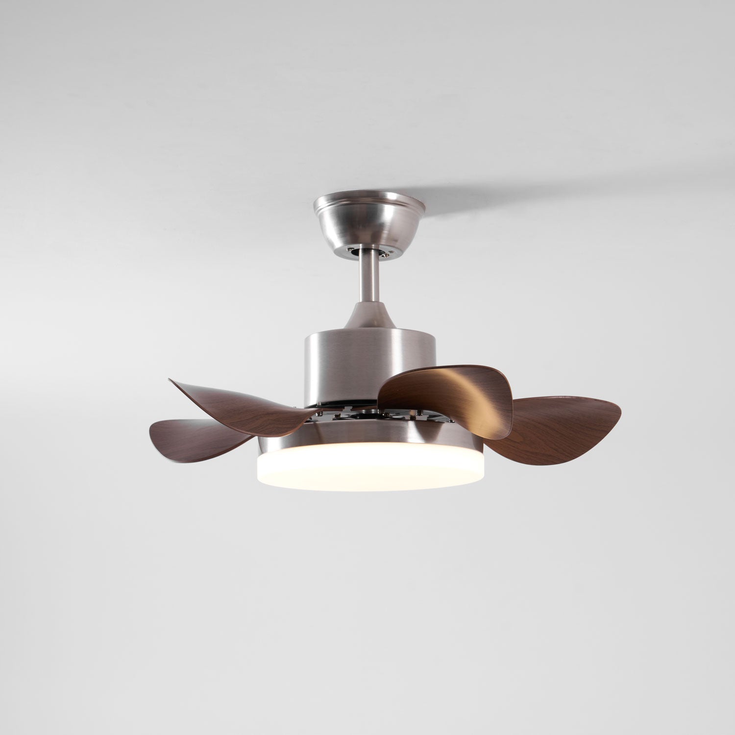 Plafonnier Ventilateur Alenya en bois, une autre perspective dans une pièce