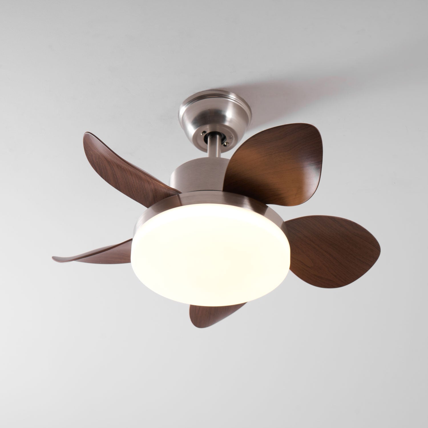 Plafonnier Ventilateur Alenya en bois, soulignant son fonctionnement silencieux