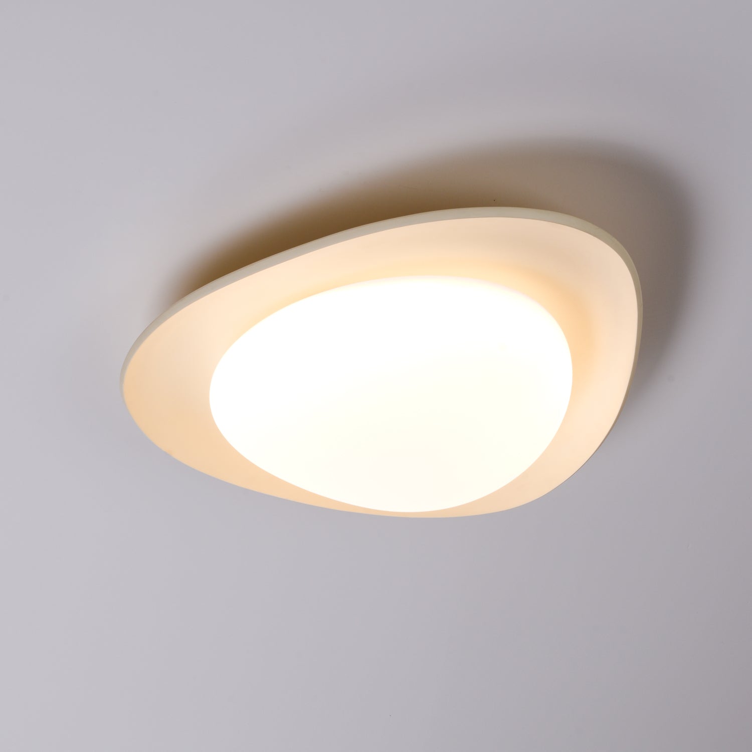 Blex Plafonnier Vert & Beige en Forme de Galet - Neutralighting