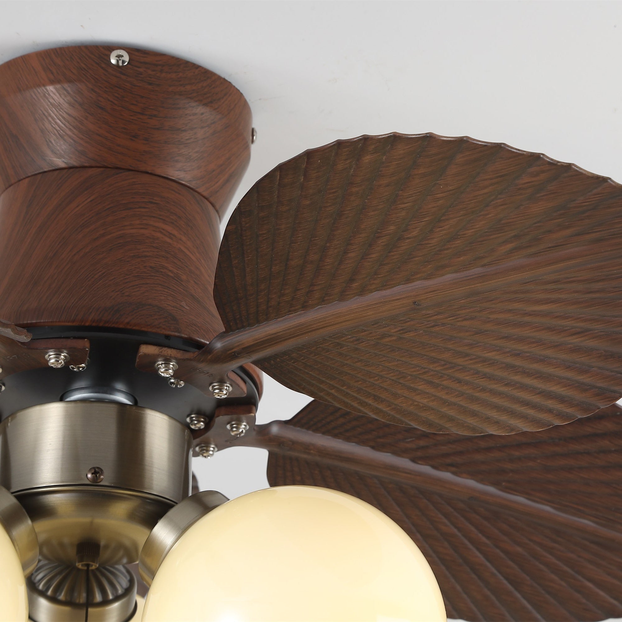 Plafonnier ventilateur Walden Chêne présentant son moteur en cuivre pur